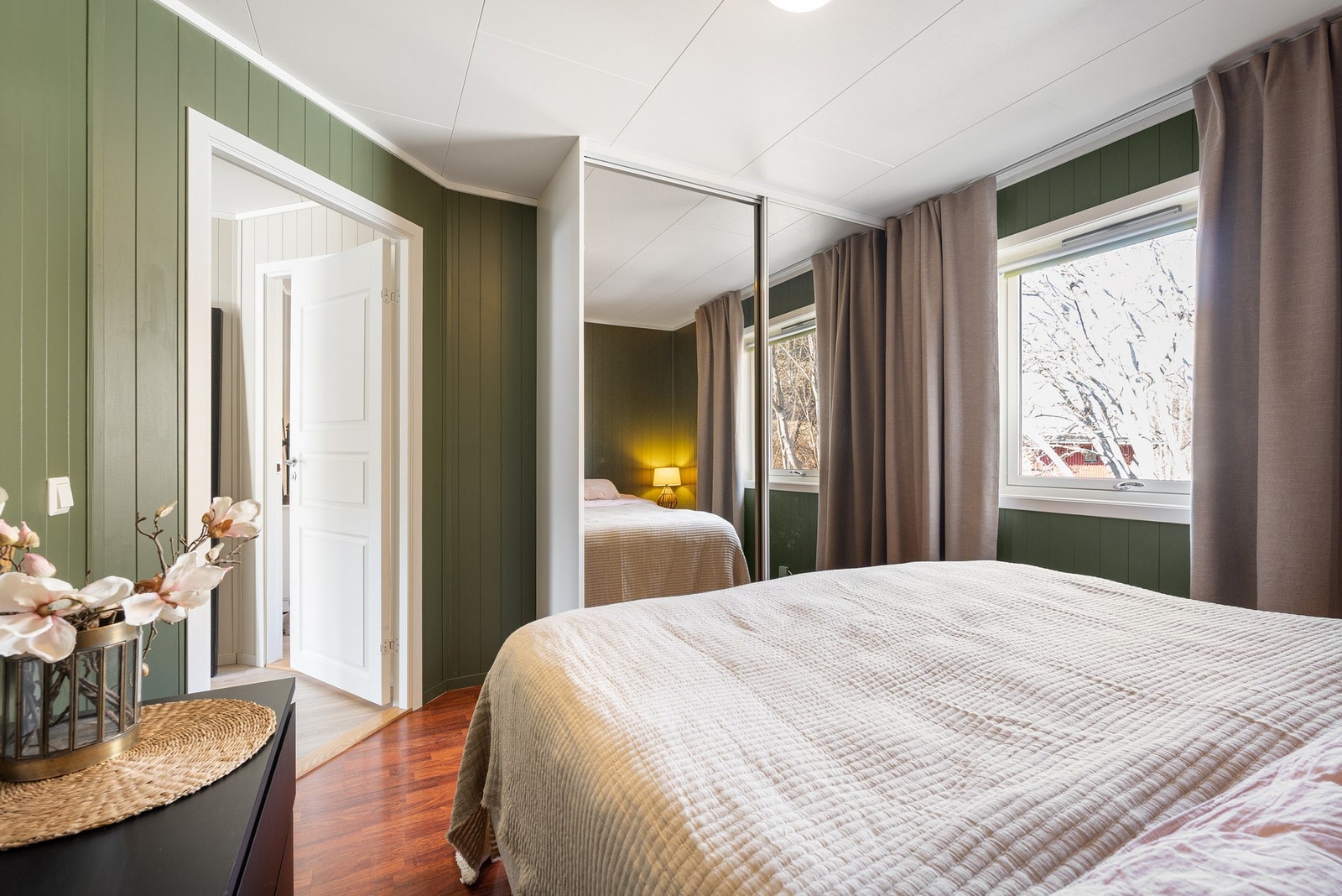 Innebygd skyvedørsgarderobe i vegg Galleribilde