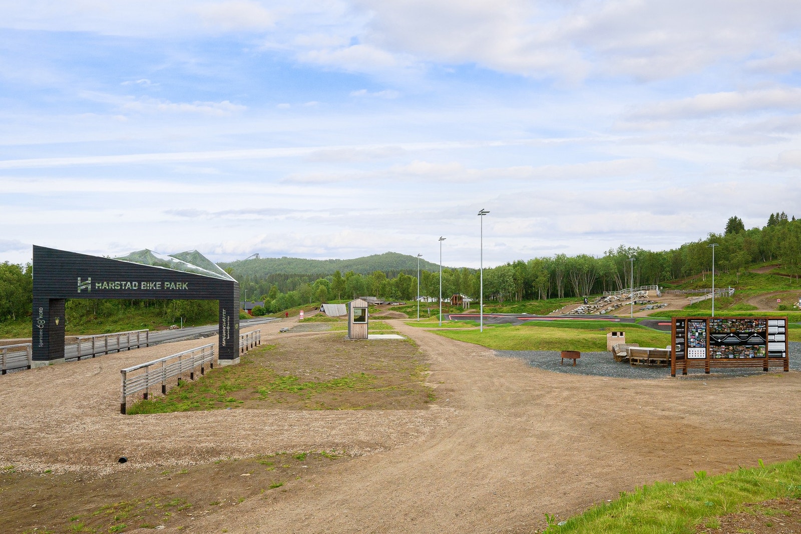 Her er det også langrennsløype på vinterstid, turstier og kort vei opp til Folkeparken med frisbeegolfbane Galleribilde