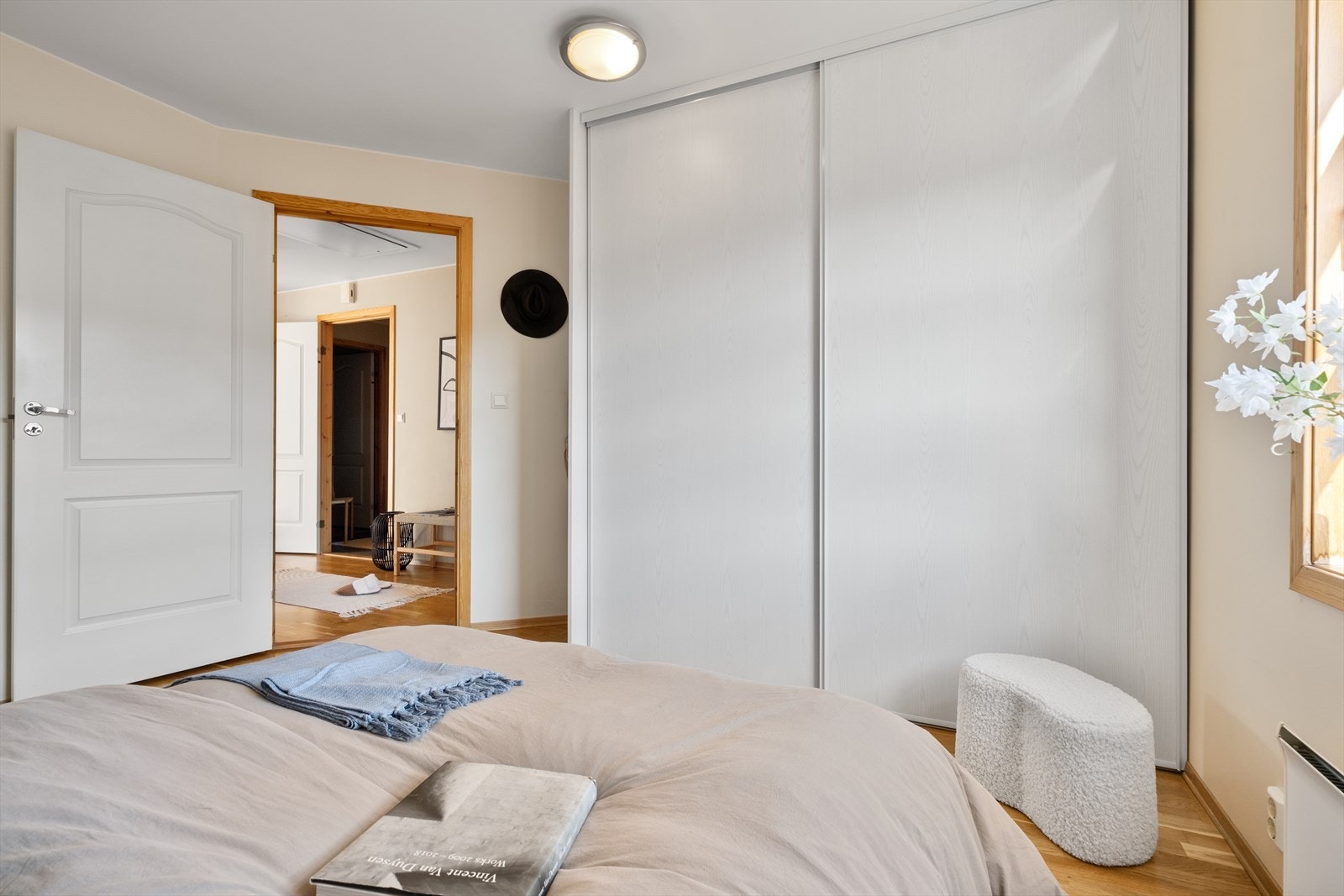 Skyvedørsgarderobe på hovedsoverommet. Galleribilde