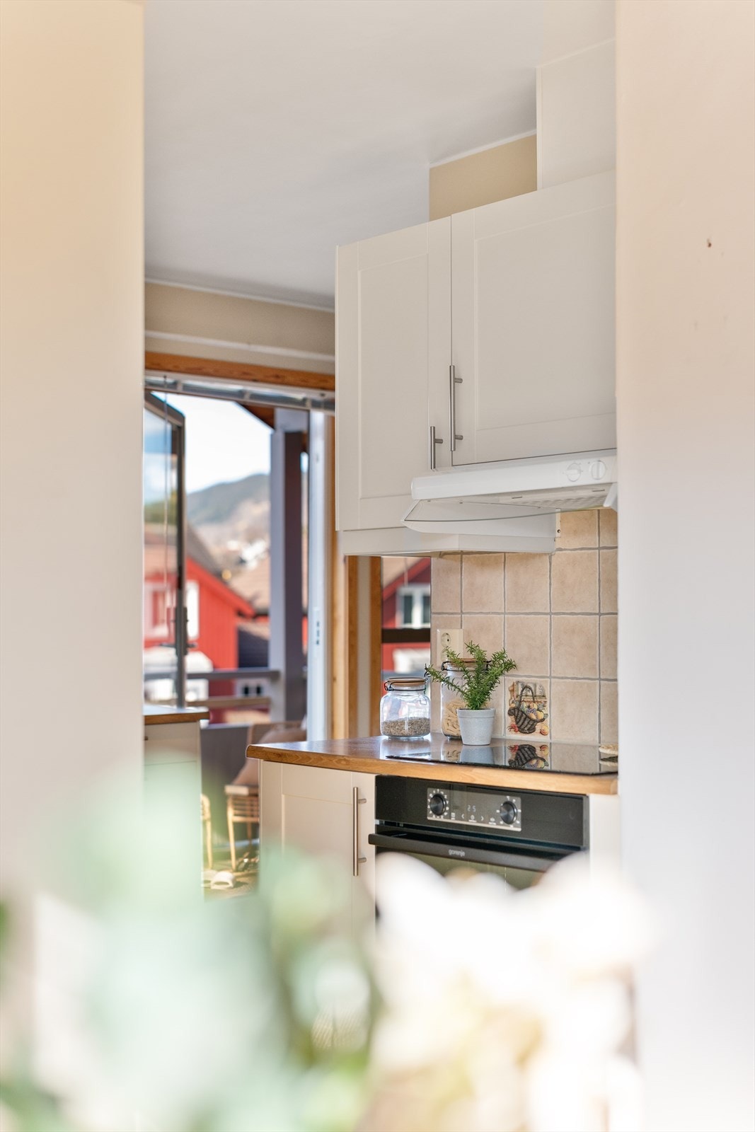 Kjøkkenet er utstyrt med integrerte hvitevarer som kjøl/fryseskap, oppvaskmaskin, platetopp og stekeovn. Galleribilde