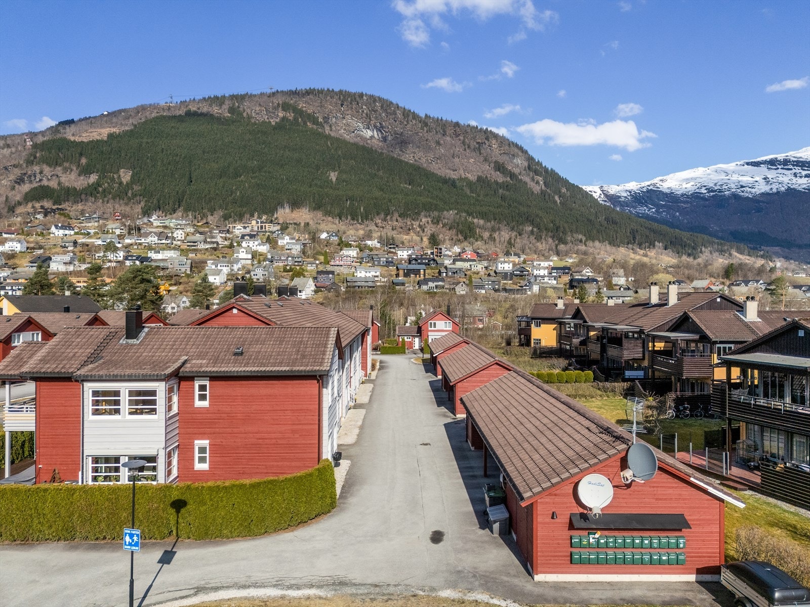 Leiligheten har både innvendig og utvendig bod, samt parkering i carport. Galleribilde