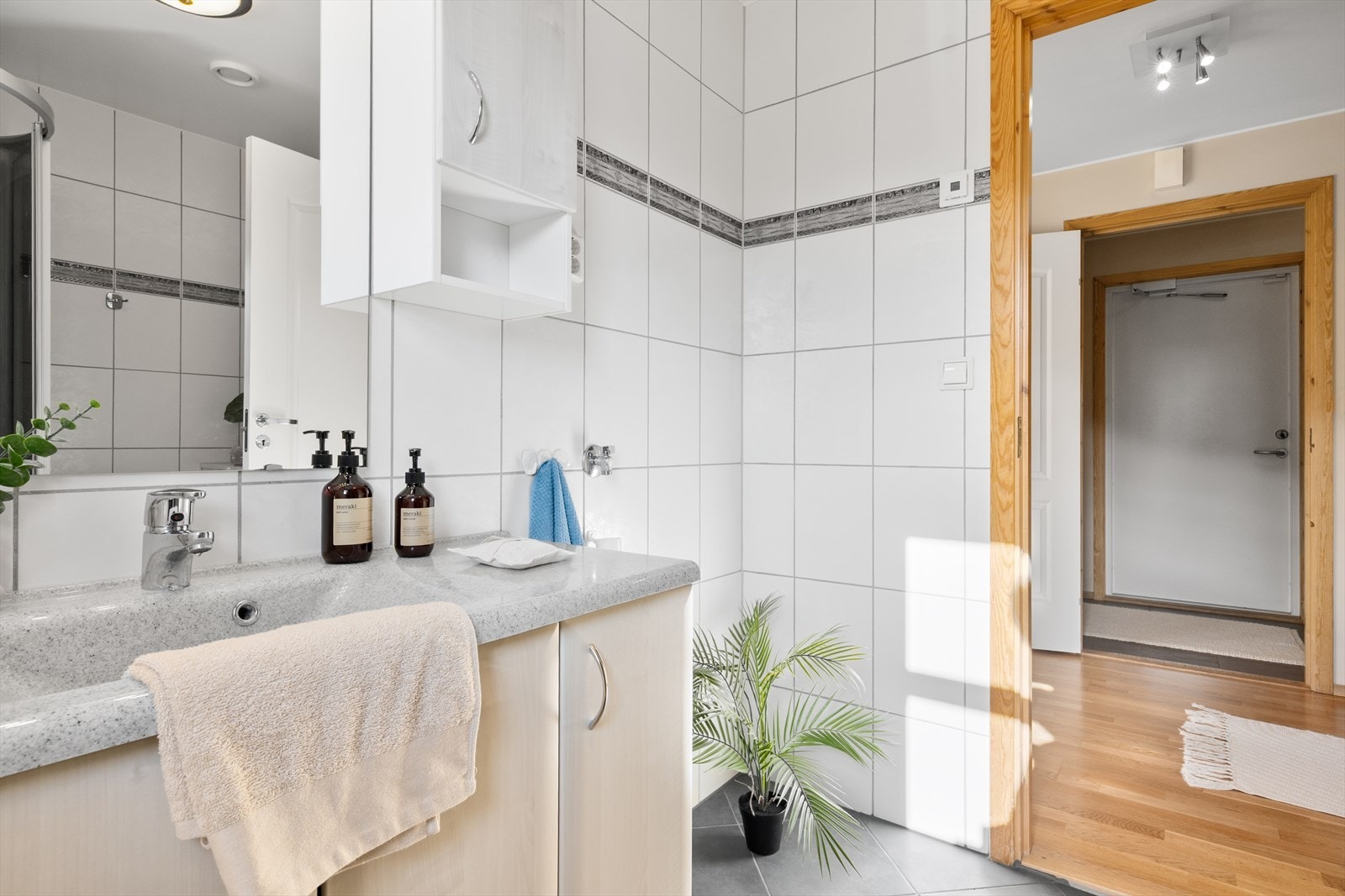 Badet er romslig og praktisk utformet med flislagte vegger og gulv. Galleribilde