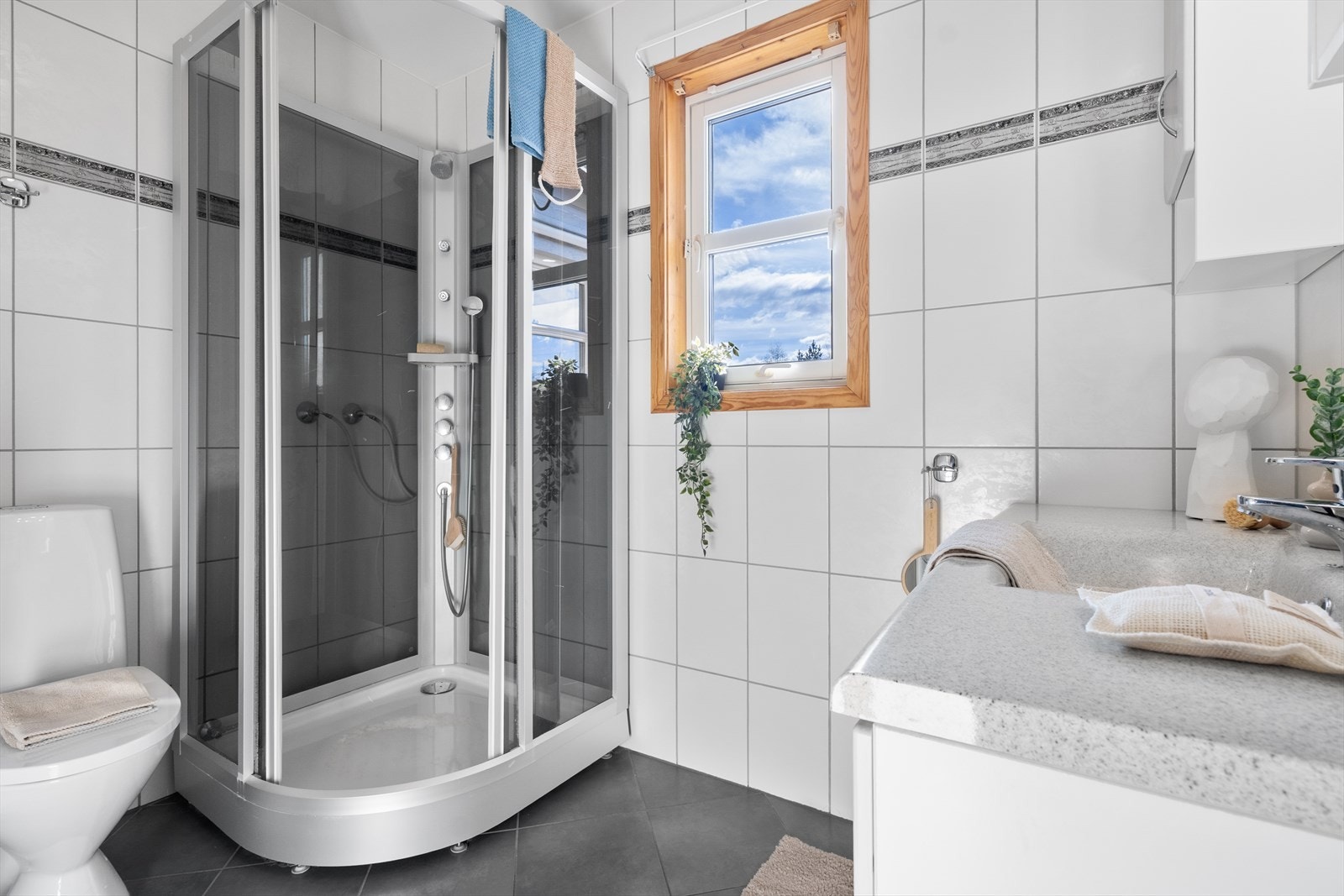 Badet er innredet med servant i innredning, toalett og dusjkabinett, og har i tillegg opplegg for vaskemaskin. Galleribilde
