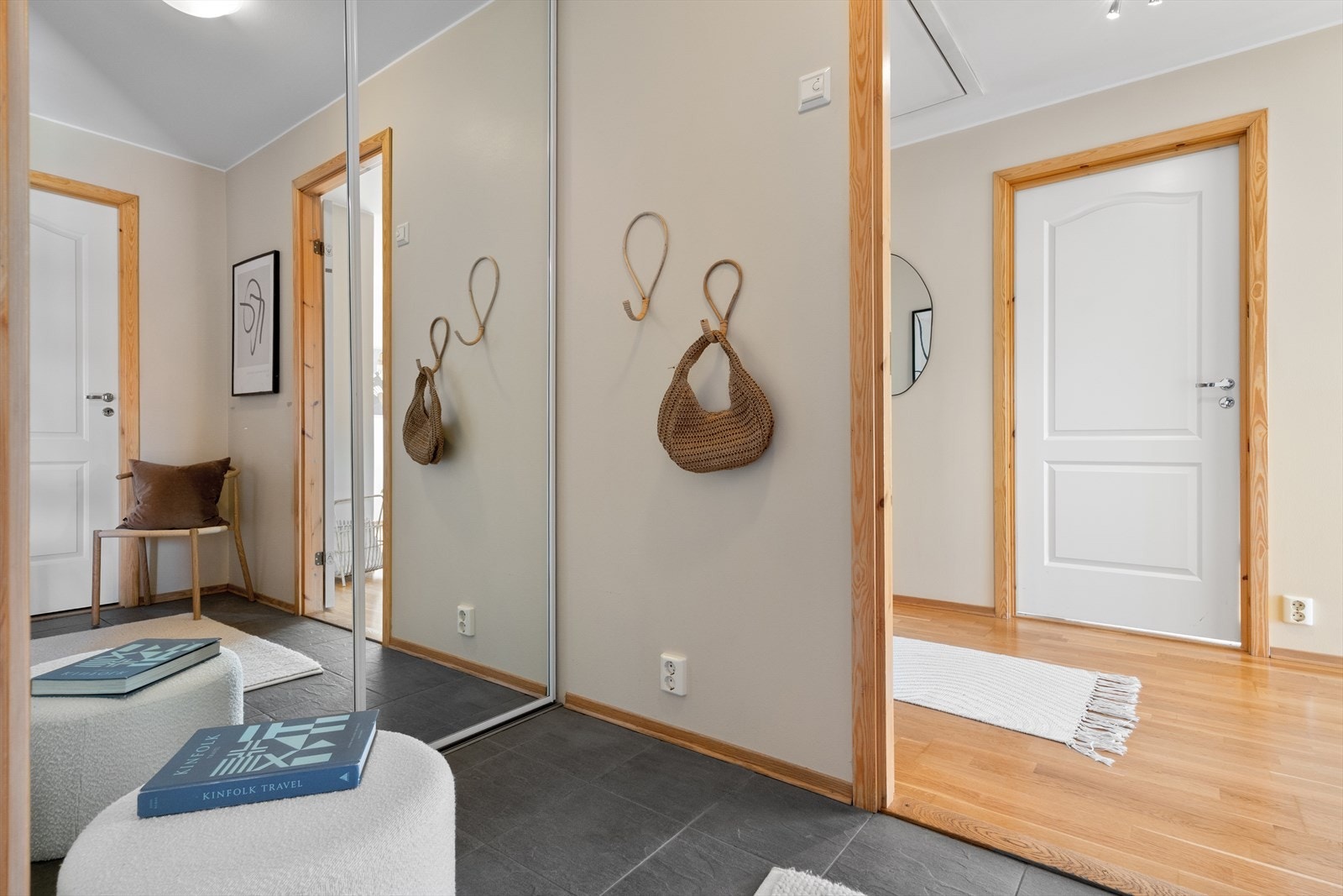 Velkommen inn. Praktisk og romslig entré med god oppbevaringsplass i skyvedørsgarderobe. Fliser m/varmekabler på gulv. Galleribilde