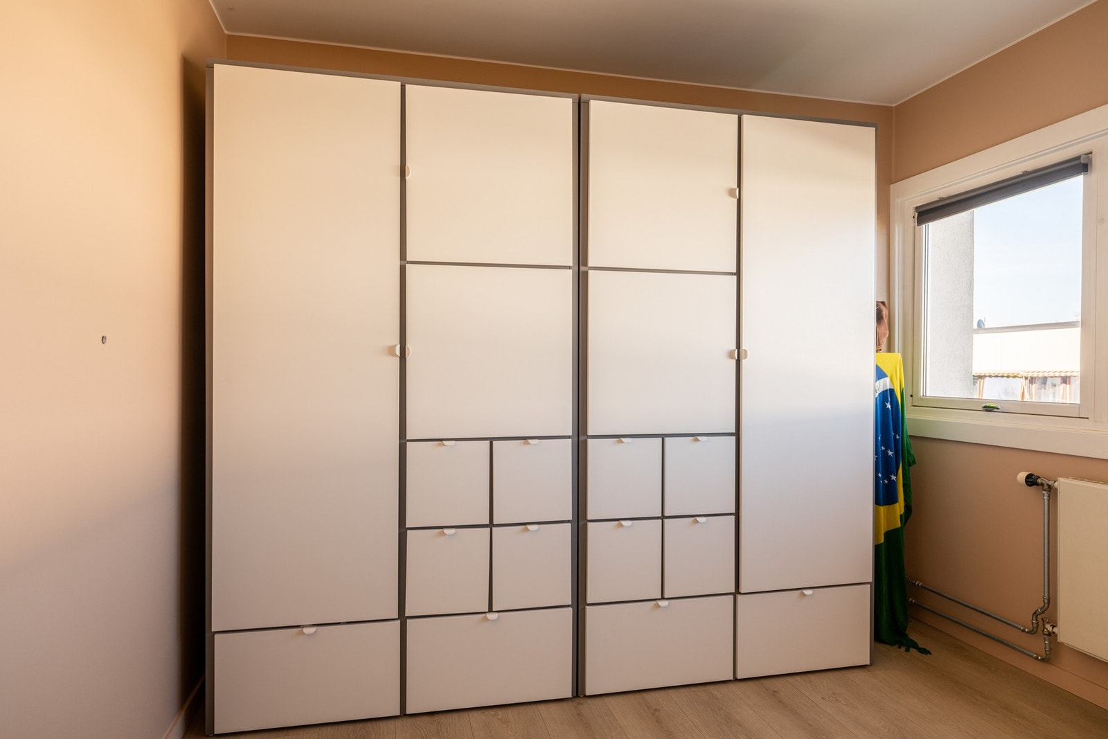 Soverommet har god plass til oppbevaring i stort garderobeskap. Galleribilde