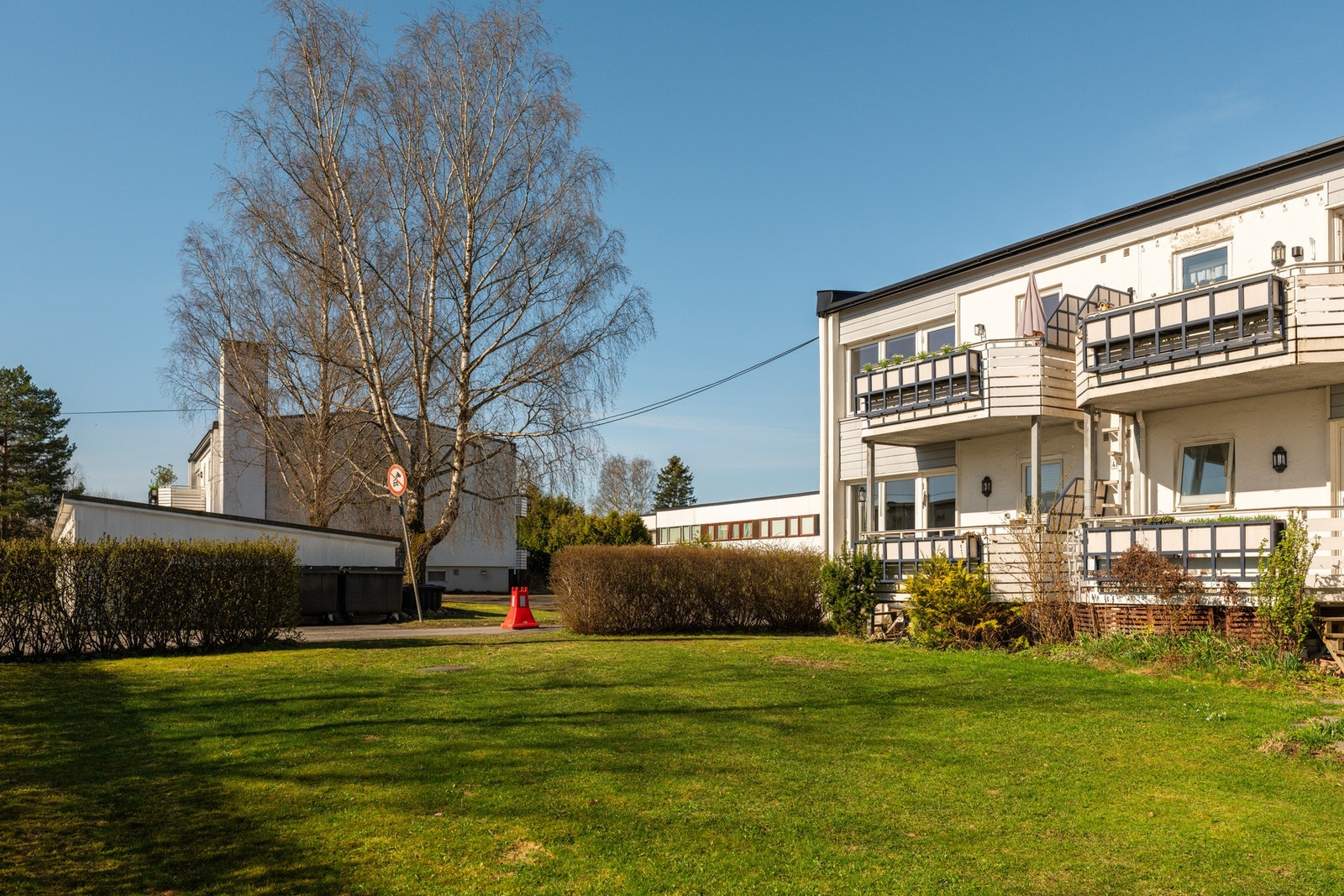 Boligen ligger i et stille og etablert nabolag. Galleribilde