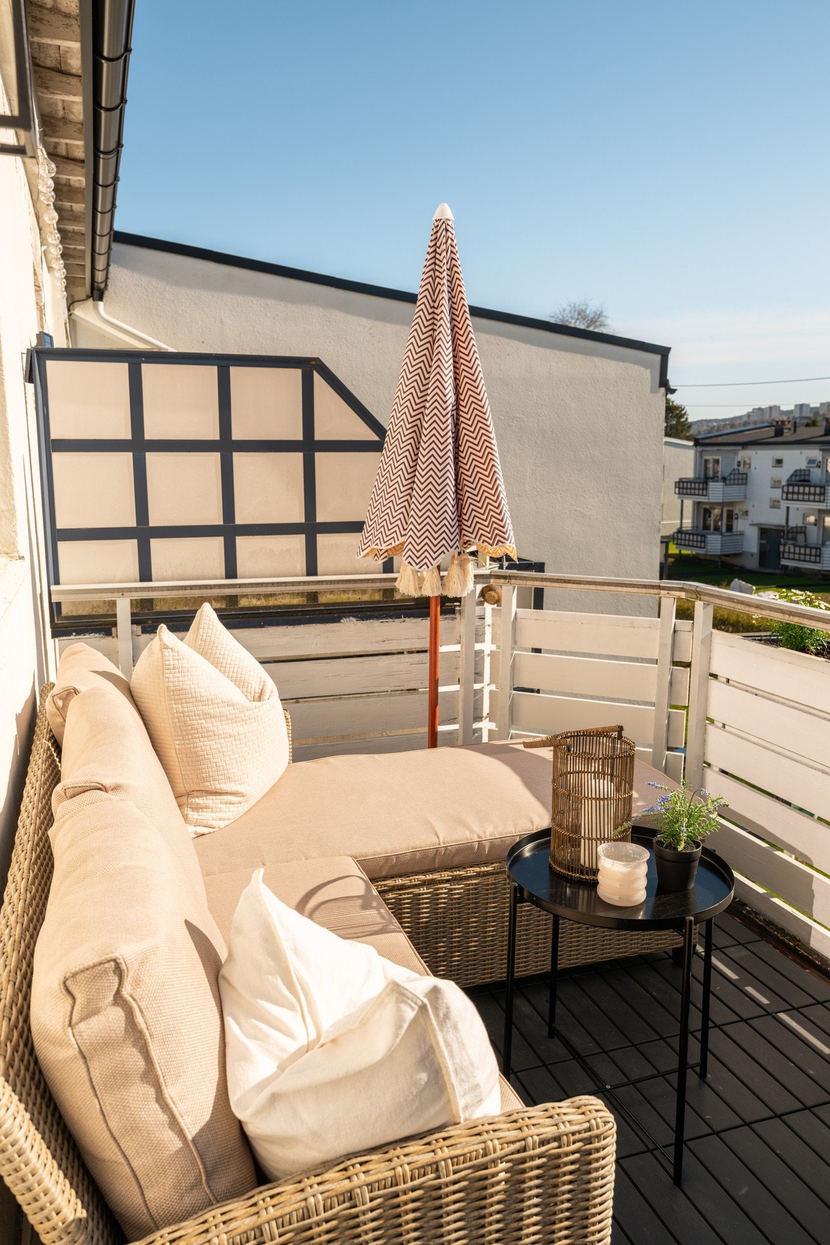 Selger opplyser at solen kommer tidlig morgen og går ned rundt 16:30 på sommerhalvåret. Galleribilde