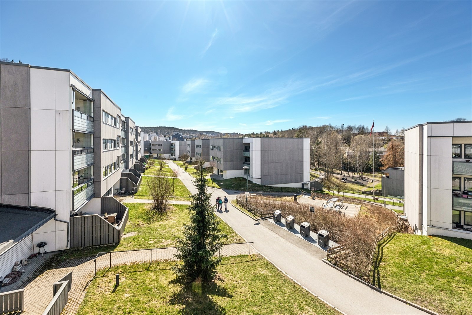 Borettslaget har store, grønne fellesarealer med lekeplasser og en felles grillplass. Galleribilde