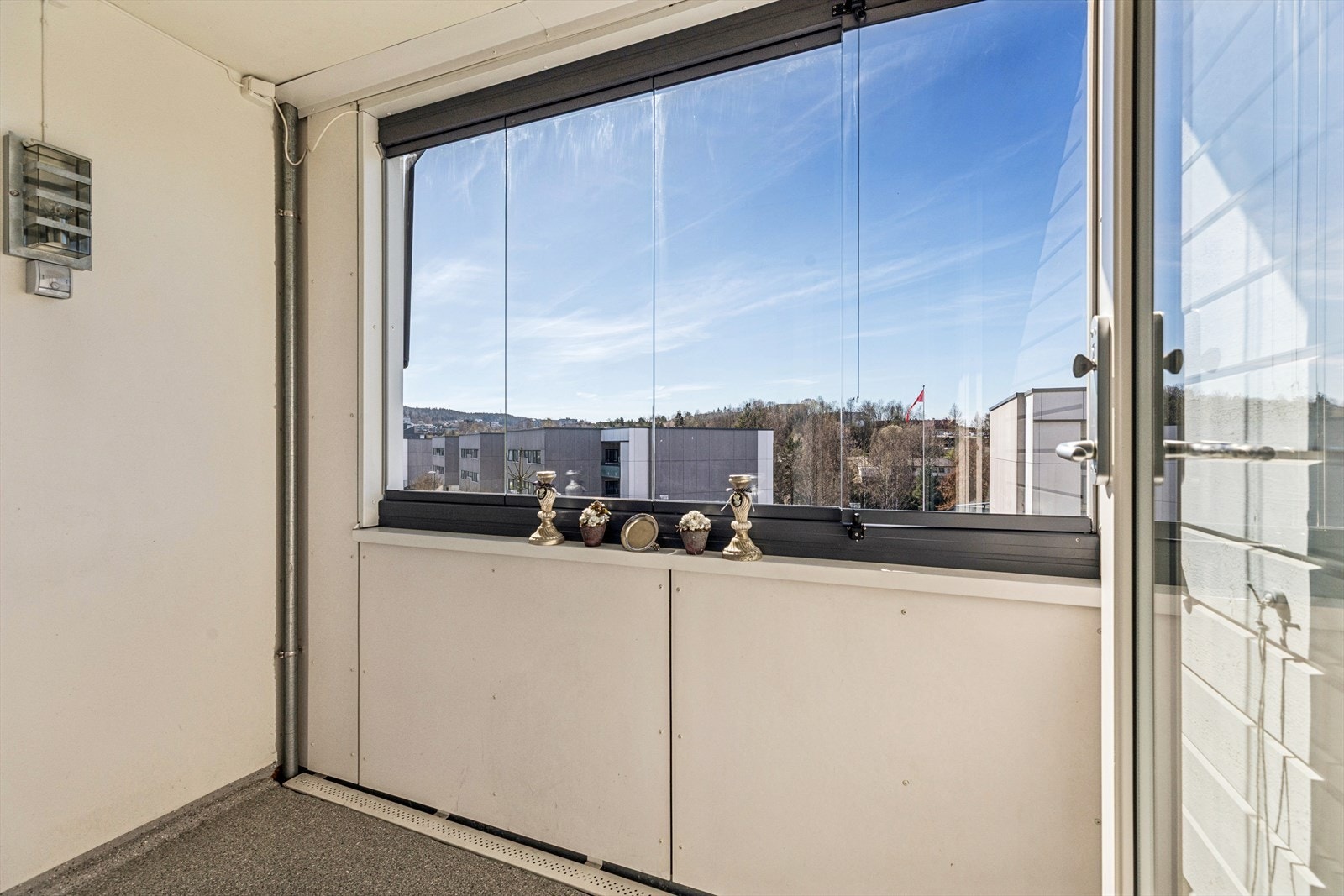 Den innglassede balkongen på ca. 4 m² fungerer som en forlengelse av stuen og kan nytes store deler av året. Galleribilde