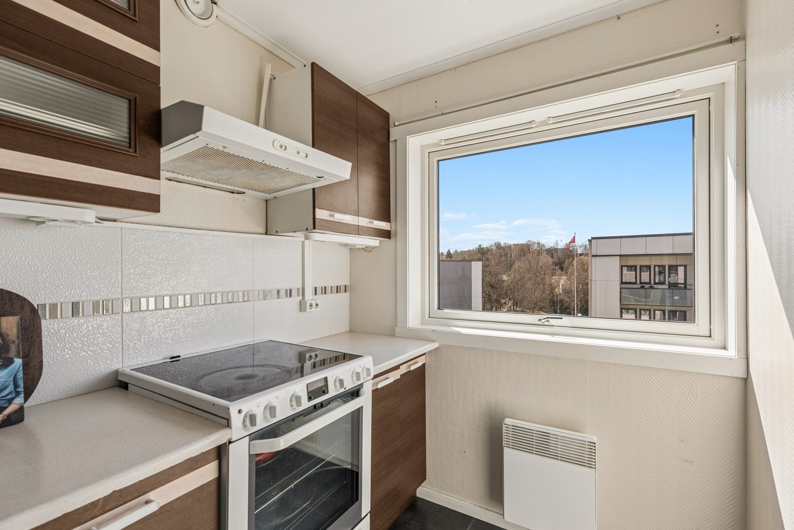 Ventilator med kullfilter over kokesonen. Kjøkkenet har også en egen avtrekksventil. Galleribilde