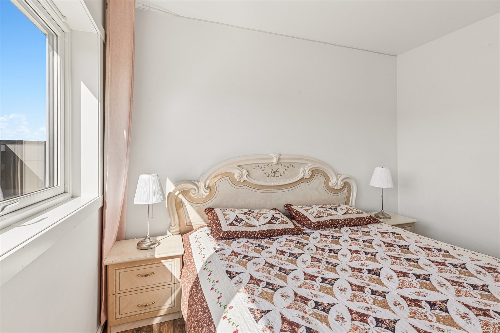 Vinduene fra 2015 er utstyrt med spalter for tilluft, som en del av boligens mekaniske ventilasjonssystem. Galleribilde