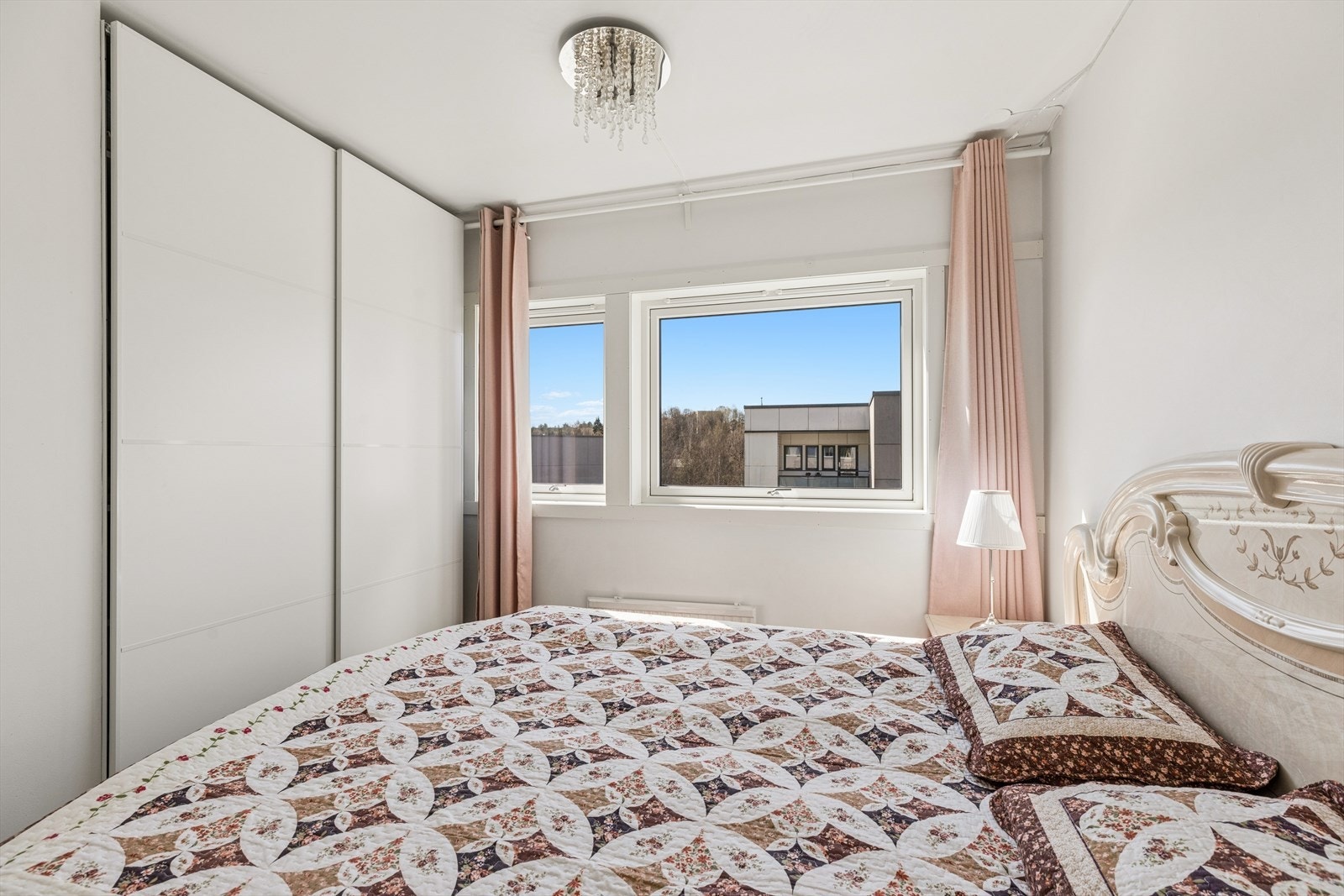 Rommet har god plass til både dobbeltseng og en stor garderobeløsning. Galleribilde