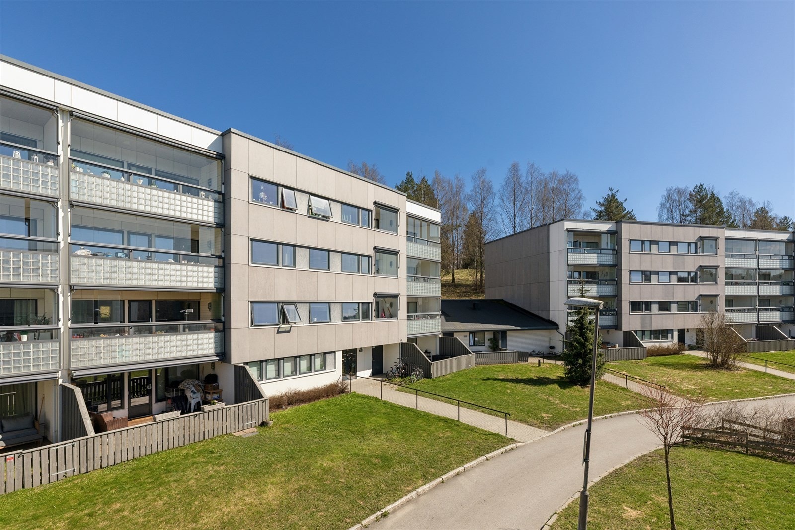 Bygningsmassen er oppført i betongkonstruksjoner, og etasjeskillene er av betongdekke. Galleribilde