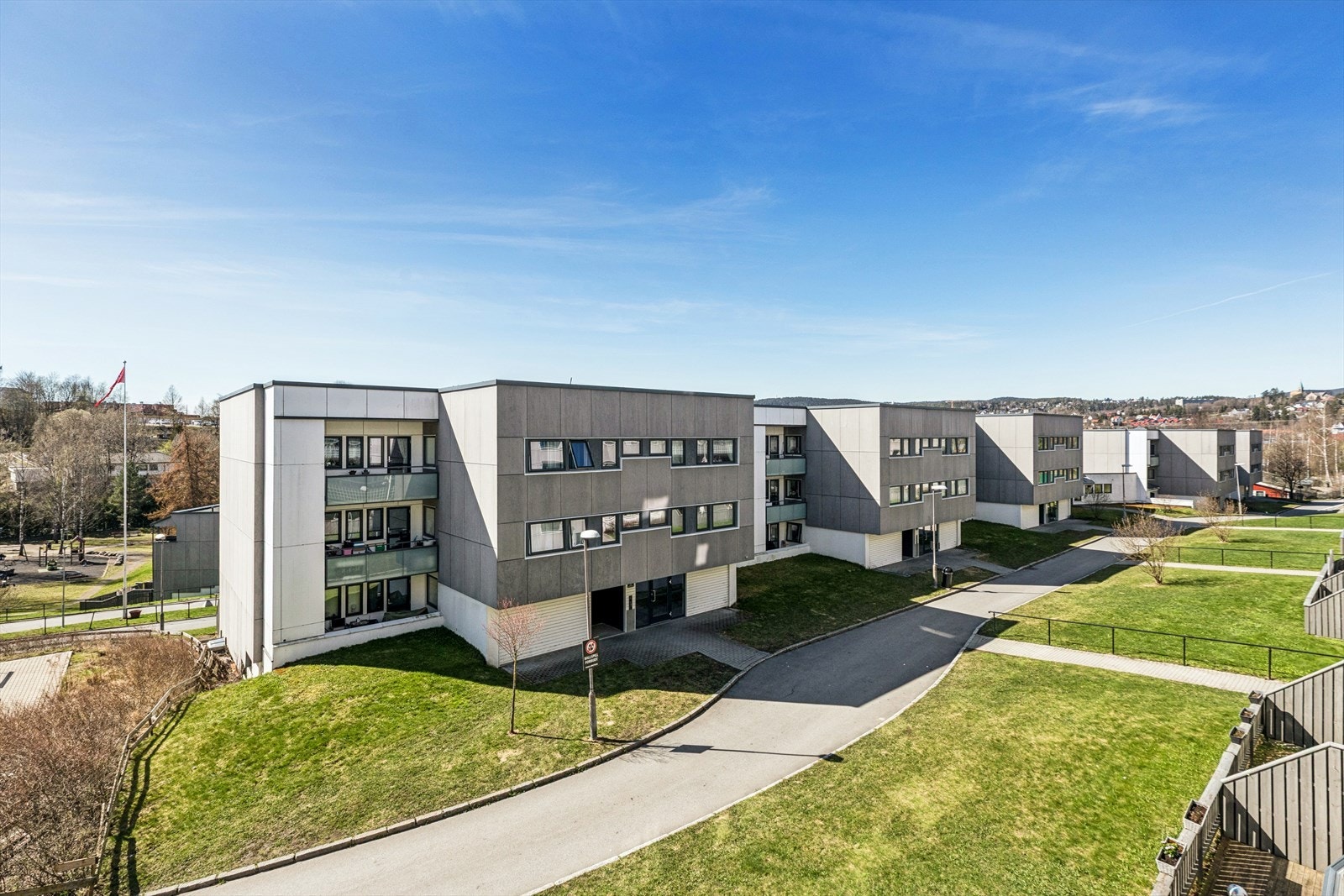 Området er barnevennlig med flere skoler og barnehager i umiddelbar nærhet, som Haugen skole og Valhall barnehage. Galleribilde