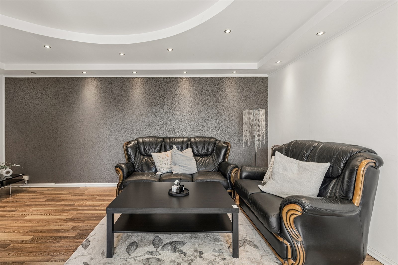 Stuen har en buet himling med integrerte downlights som gir en jevn og behagelig belysning. Galleribilde