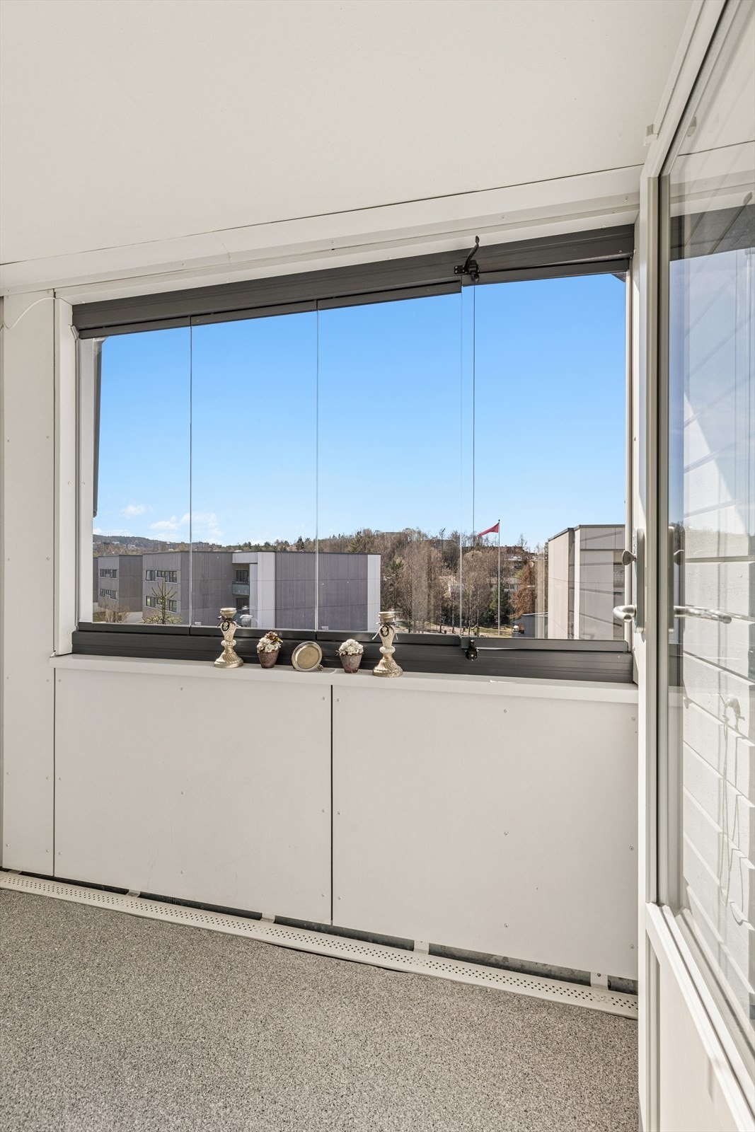 Innglassingen gir ly for vær og vind, samtidig som glassfeltene kan skyves til side på varme dager. Galleribilde