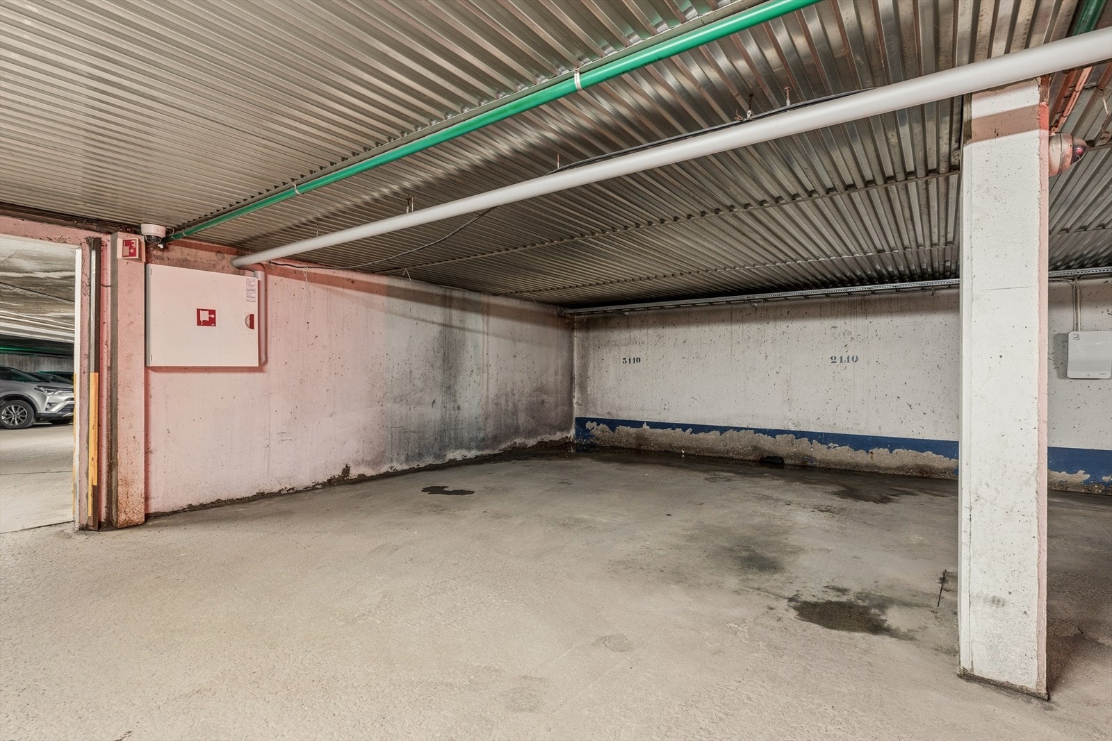 Det medfølger garasjeplass i felles parkeringskjeller.
Det er tilbud om ladepunkt for elbil/ladbar hybrid i garasjene. Galleribilde