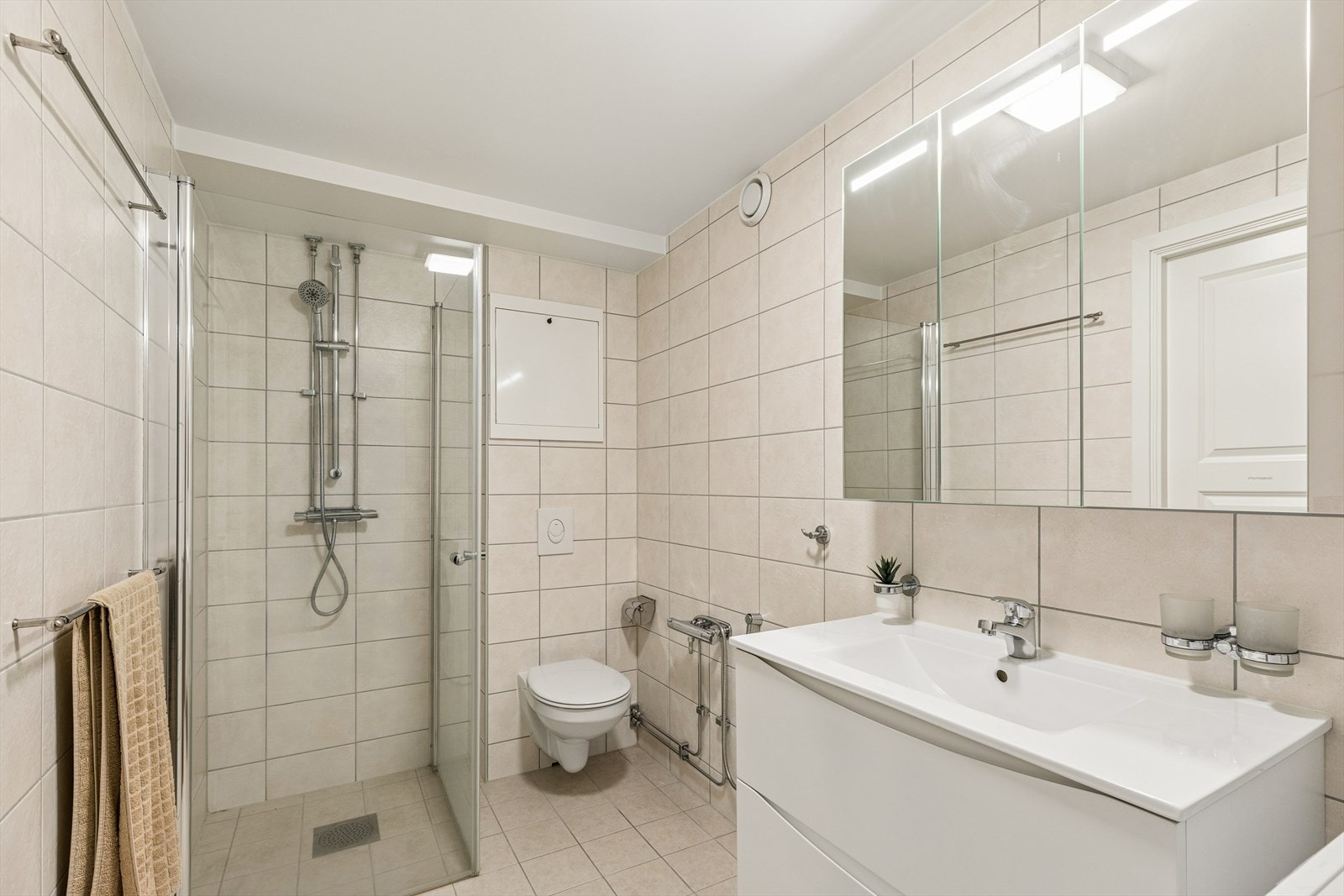 Alle VVS-installasjoner og elektrisk anlegg på badet ble fornyet i forbindelse med oppussingen i 2023. Galleribilde