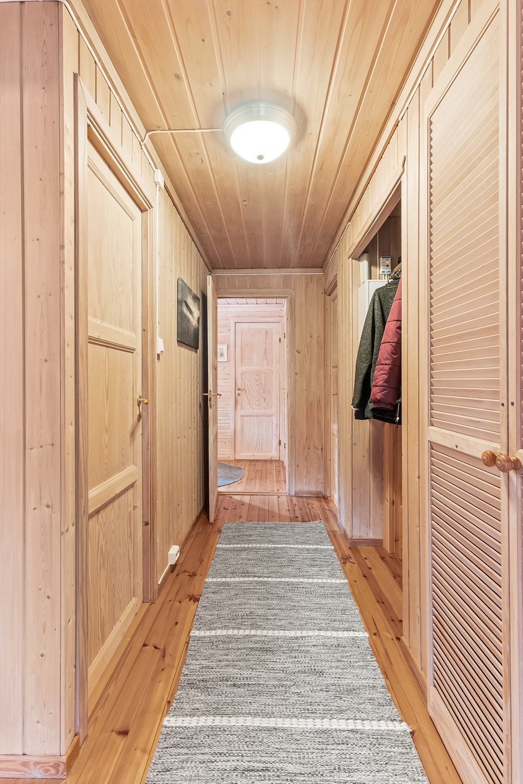 Lys og flott gang hvor det også er skap med gode oppbevaringsmuligheter og innhuk til å henge fra seg yttertøy. Galleribilde