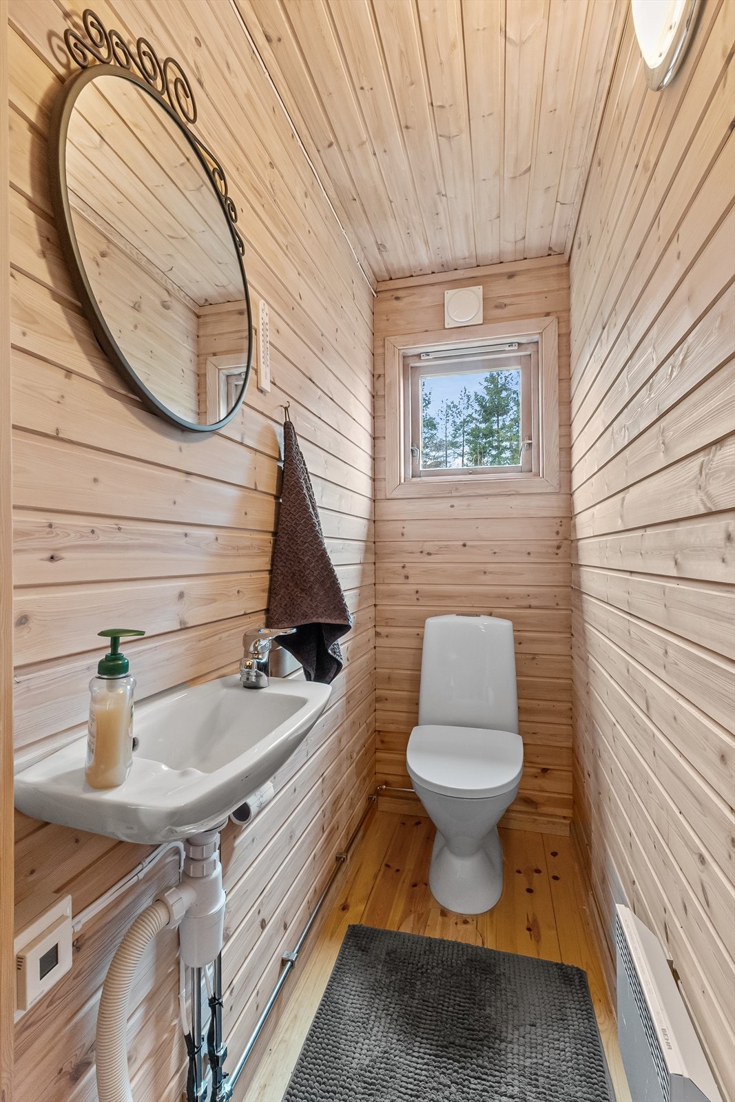 Toalettrom har nylig fått nytt toalett. Her ser man også varmekabler som er installert til vannledninger helt ut til brønn. Galleribilde
