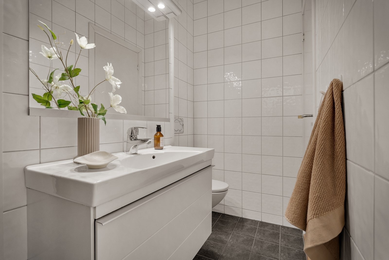 - Badet inneholder vegghengt WC, servant med underskap og speilbelysning. Dusjnisje avlukket med tett sokkel og foldedører i glass - Galleribilde
