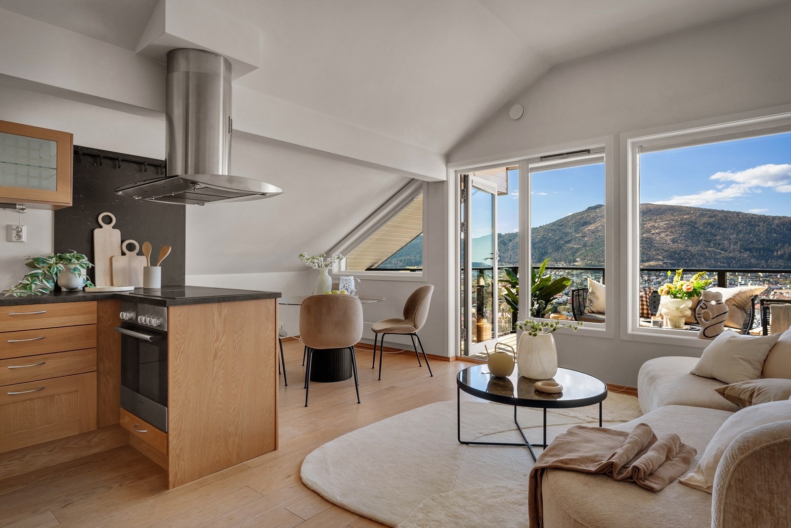 - Det er plass til både spisebord og sofagruppe - Galleribilde