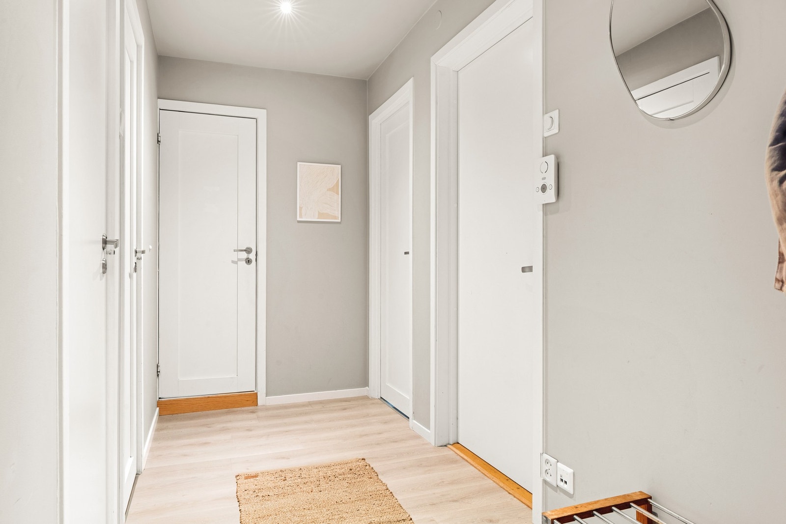 Du ønskes velkommen hjem av en lys og innbydende entré. Galleribilde