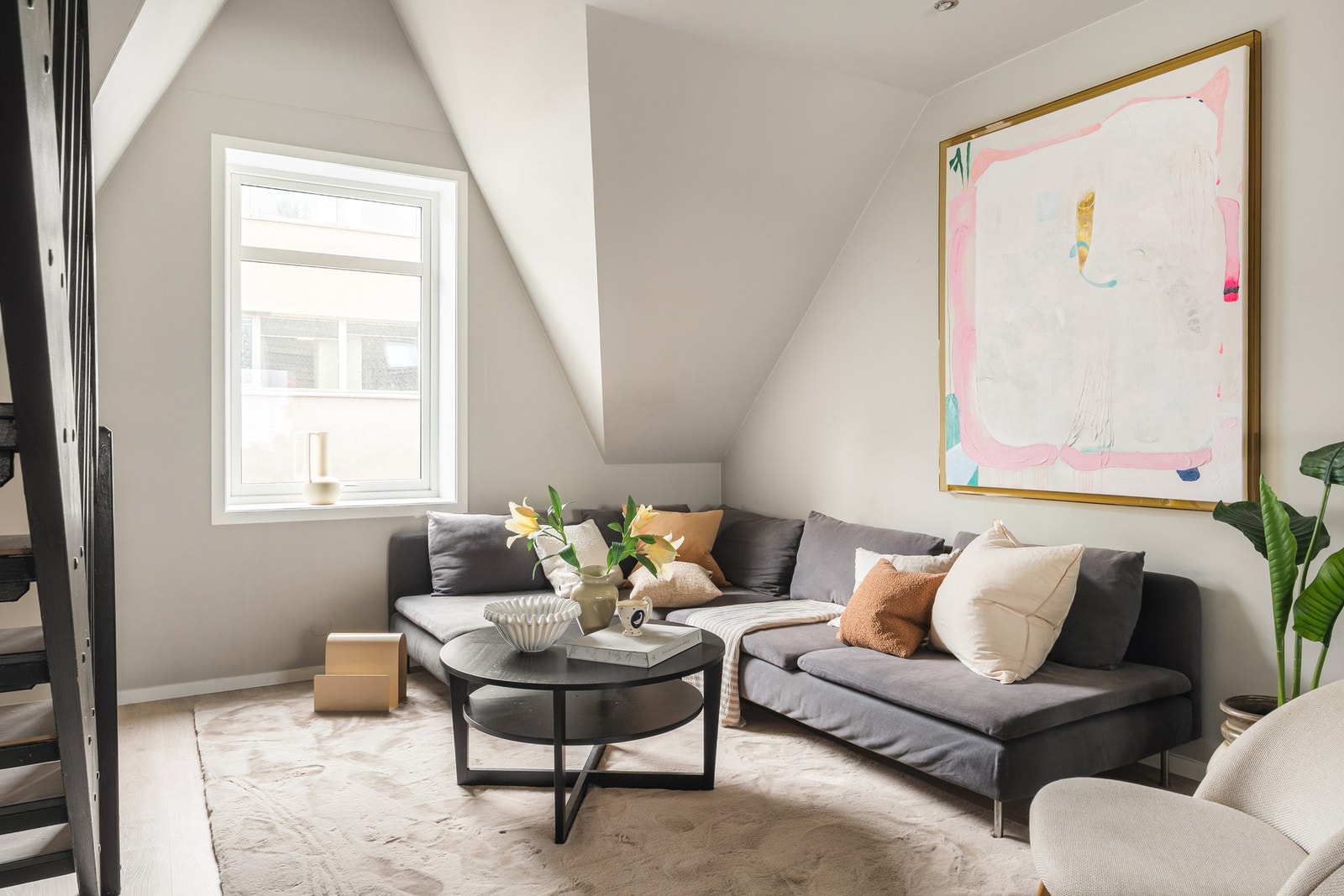 Her har du god plass til en stor sofa, mediemøblement og langbord for gode måltider med venner og familie. Galleribilde