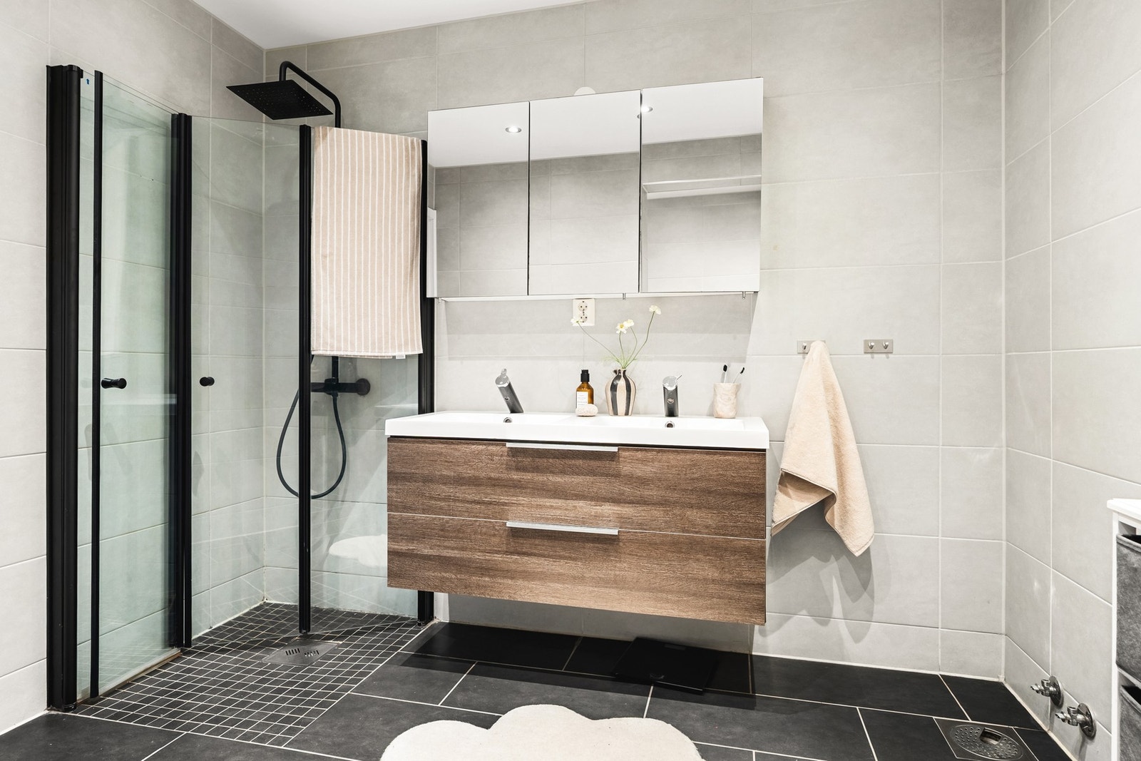 Badet har dusj, baderomsinnredning og opplegg for vaskemaskin. Galleribilde