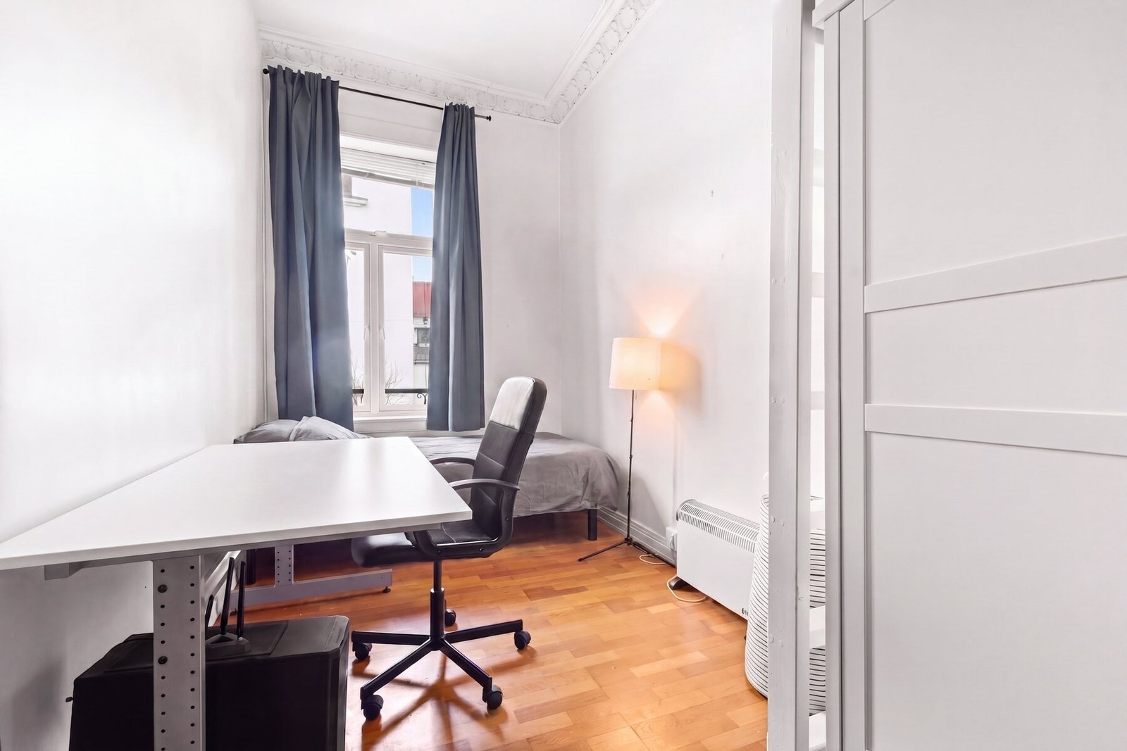 Leiligheten har seks soverom fordelt langs gangen, noe som gir stor fleksibilitet for den som ønsker å sette sitt eget preg på planløsningen. Galleribilde