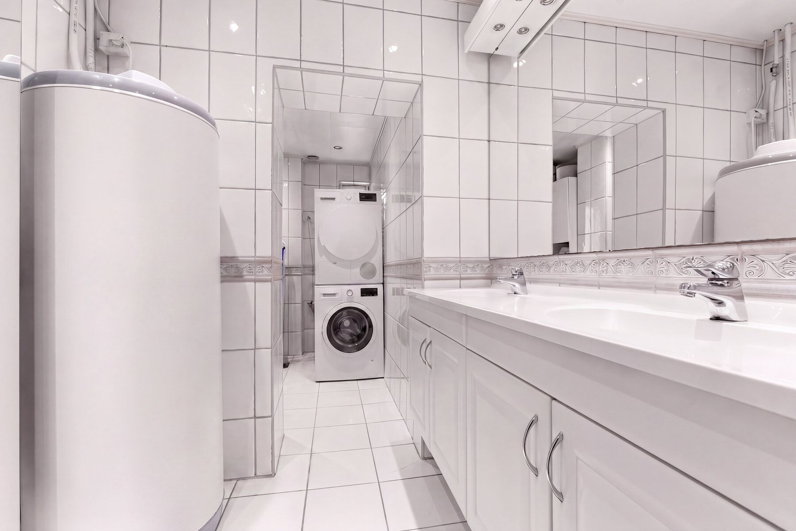 Det er opplegg for vaskemaskin og tørketrommel, og badet fungerer derfor også som vaskerom. Galleribilde