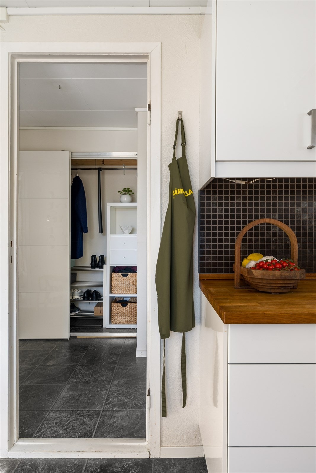 Det er gode oppbevaringsmuligheter og god plass til å henge fra seg yttertøy. Galleribilde