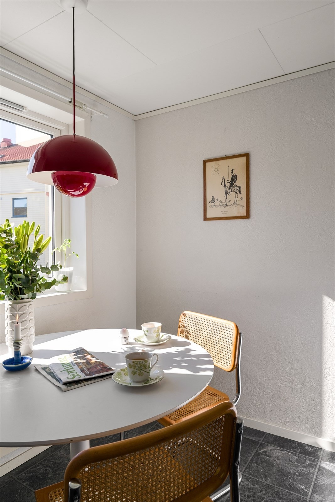 Praktisk og hyggelig spiseområde på kjøkkenet med formiddagssolen og utsikt til hagen. Galleribilde