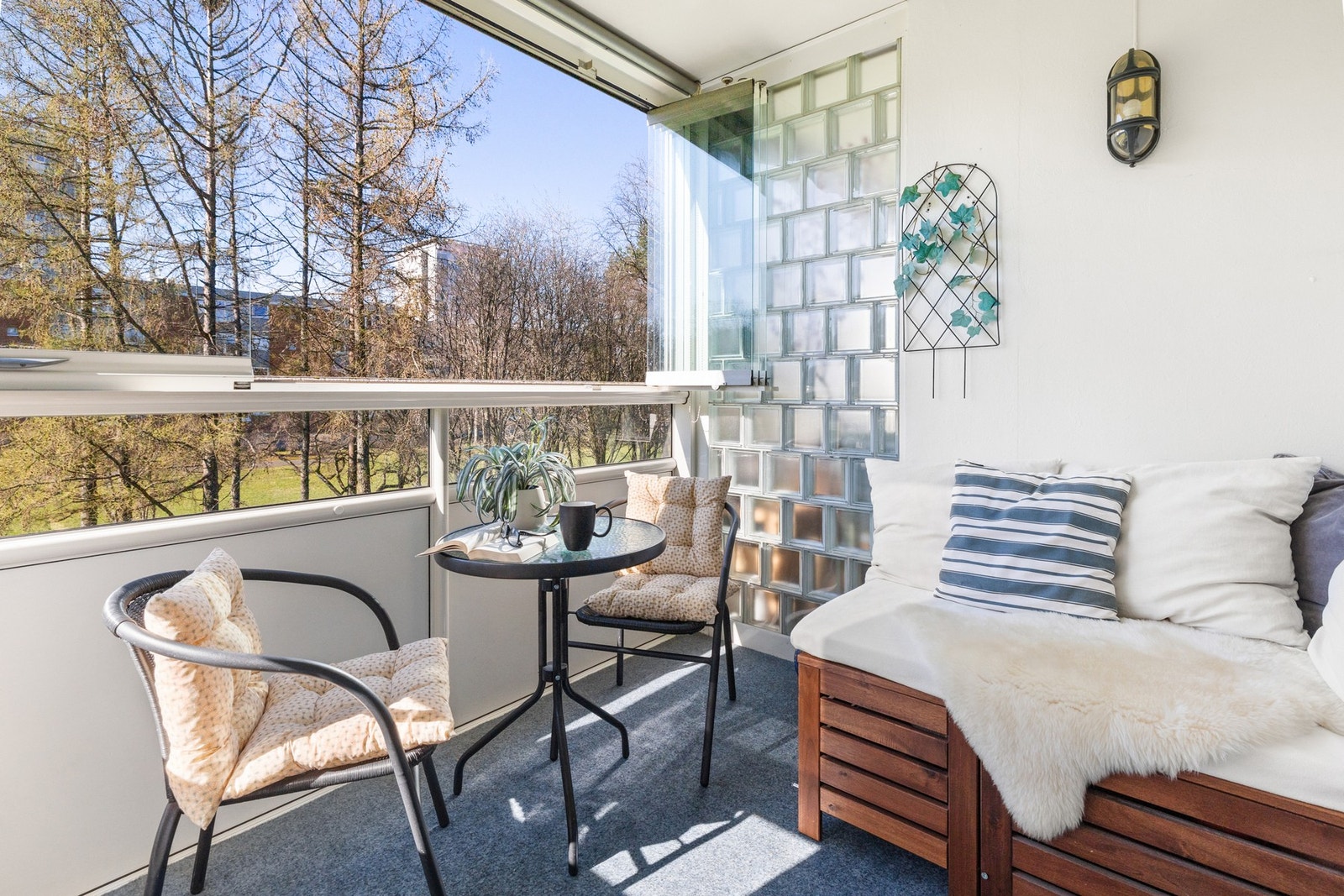 Balkongen vender sydvest, og her får du solen hele dagen. Galleribilde