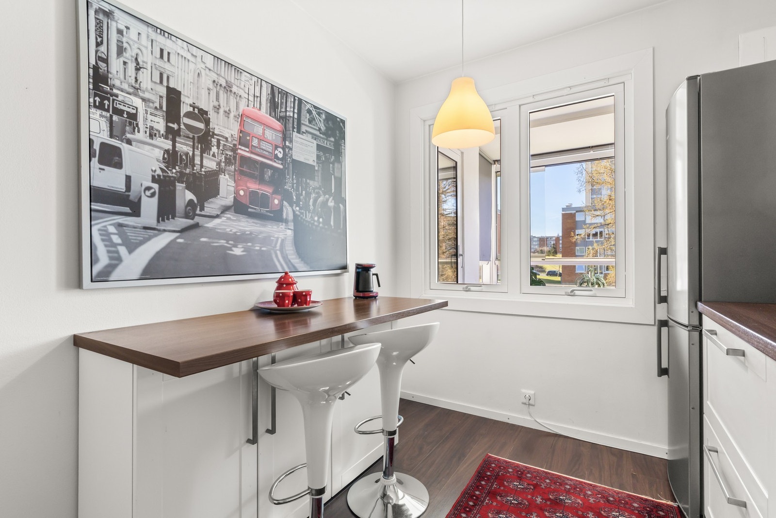 Kjøkken av god størrelse med plass til spisebord. Galleribilde