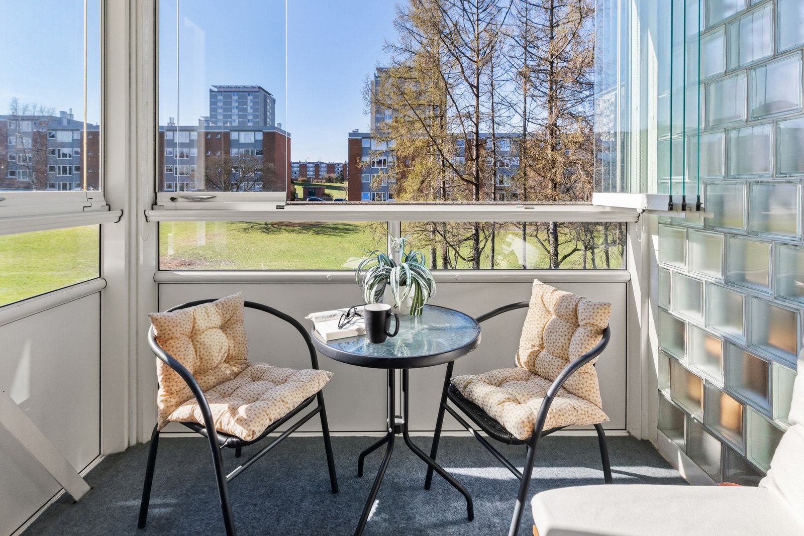 Solrik innglasset balkong med gulvareal på 5,4 m². Galleribilde