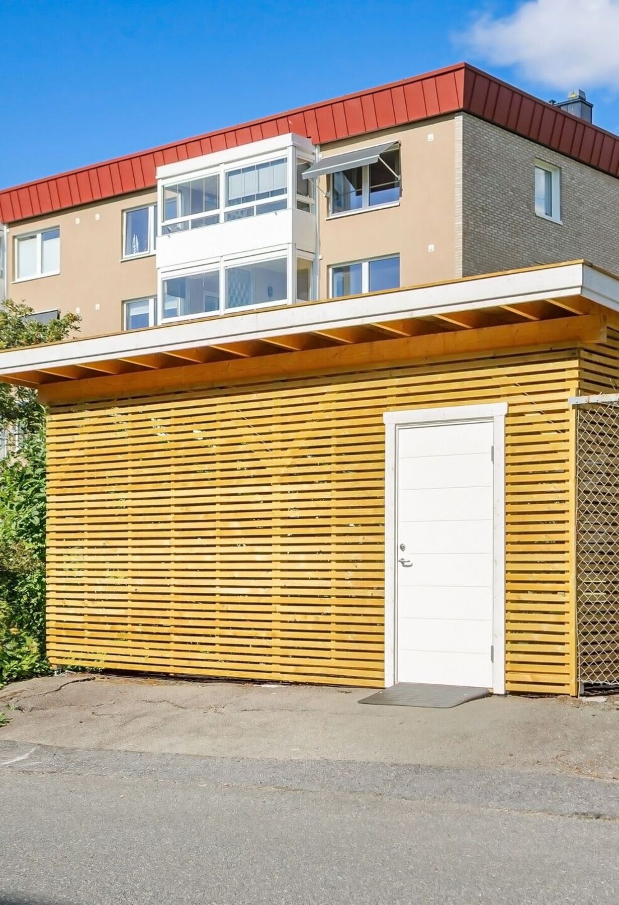 Utebod til sykler og barnevogner. Galleribilde