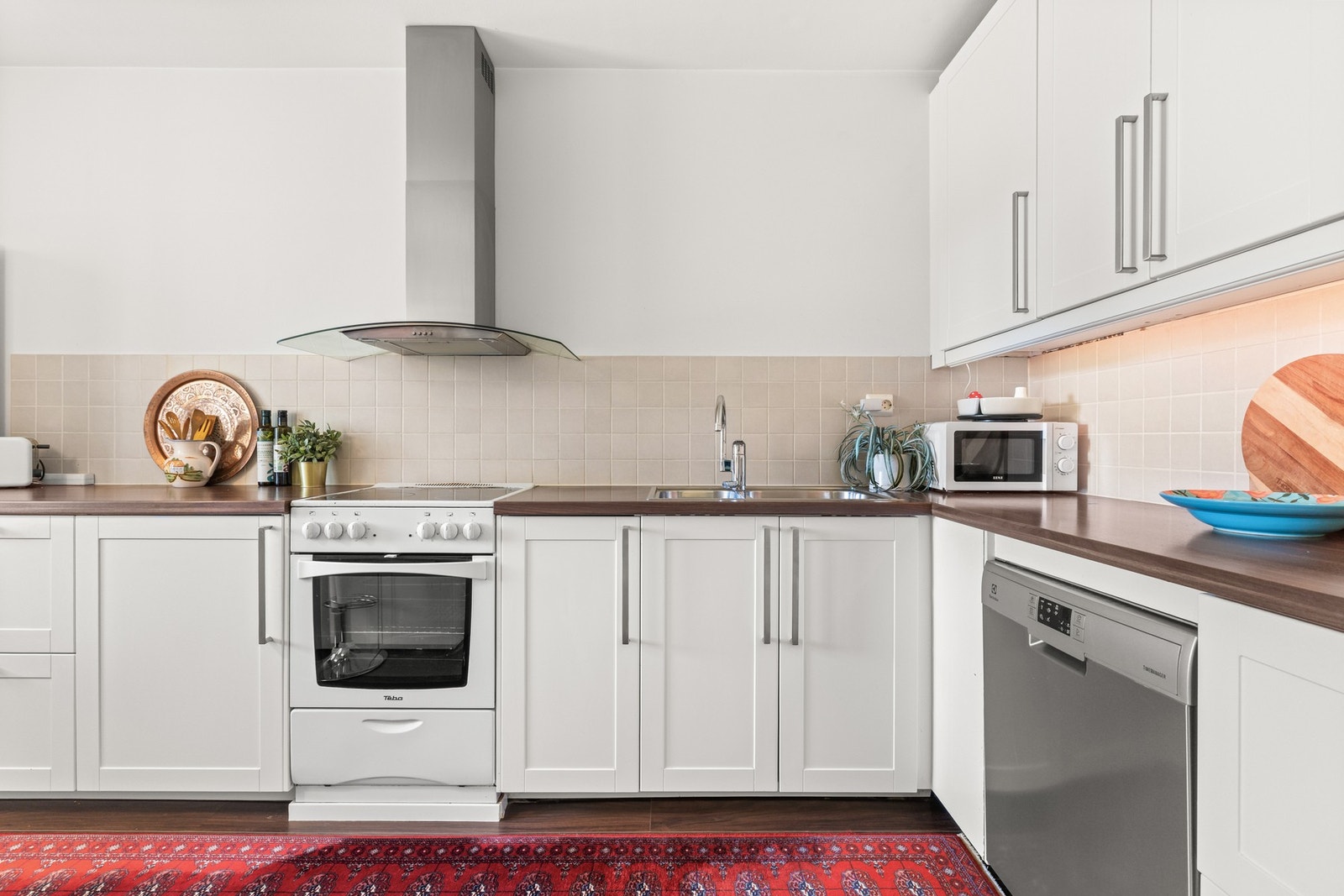 IKEA kjøkkeninnredning fra 2014, med profilerte hvite fronter. Galleribilde
