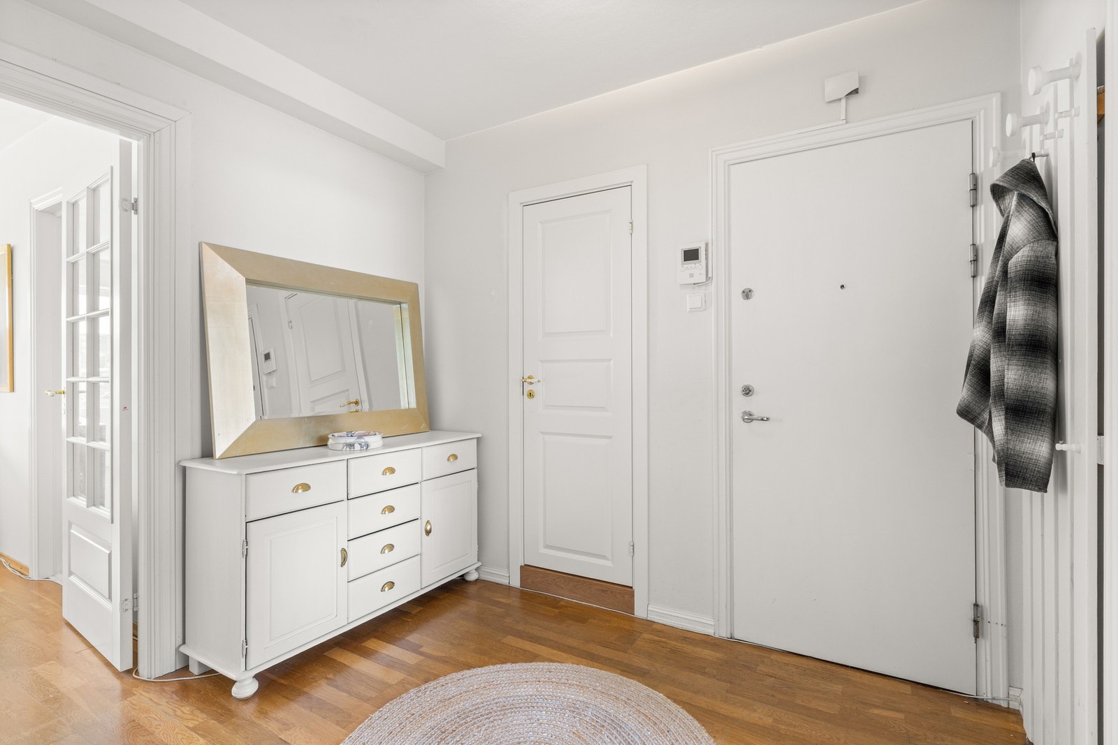 Romslig entré. Galleribilde
