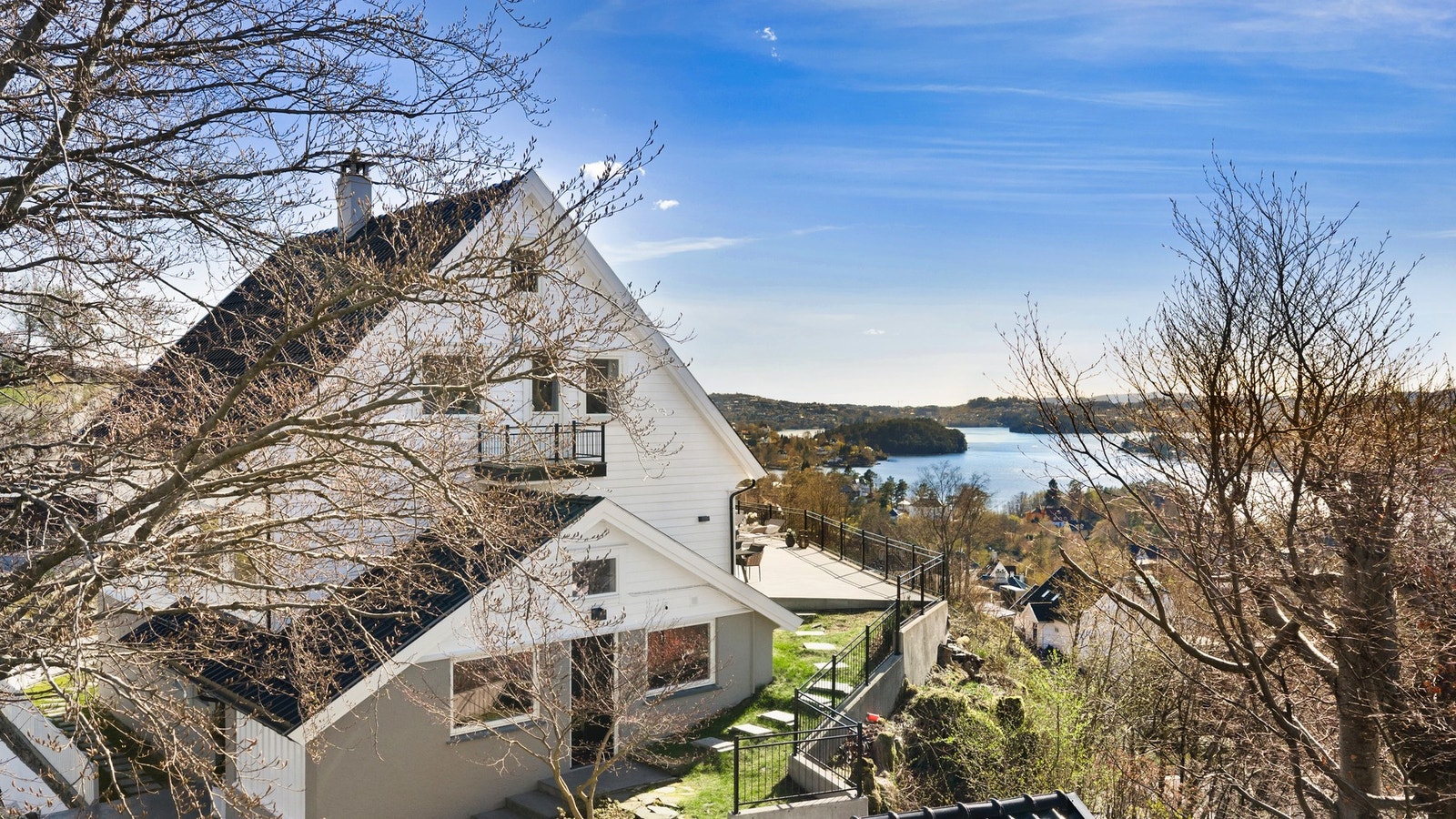 HUSET BYR PÅ HØY STANDARD, FUNKSJONELLE LØSNINGER OG LEKRE DETALJER Galleribilde