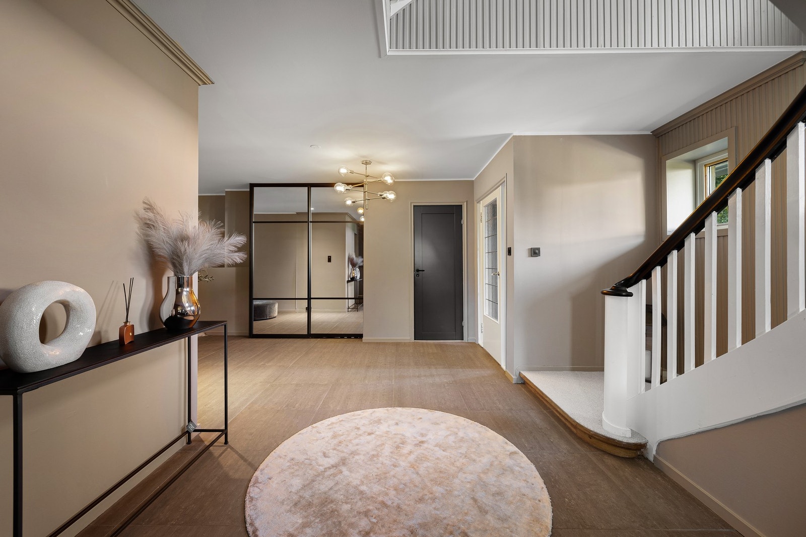 Velkommen inn | Luftig og innbydende hall som har rikelig garderobeplass for både huseier og gjester Galleribilde