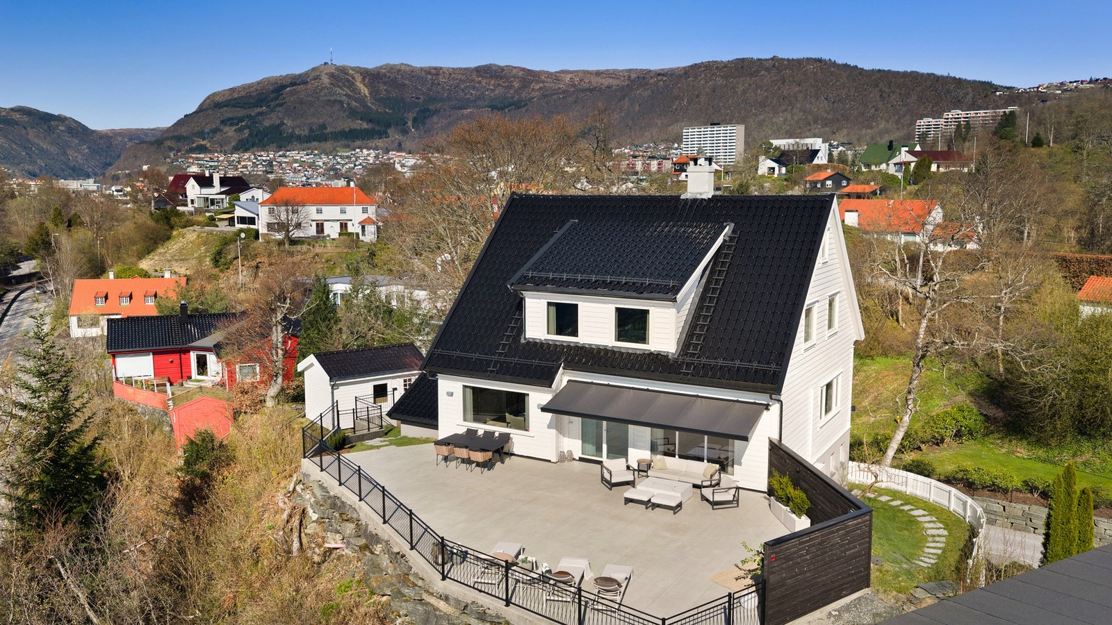 Meget solrikt | Usjenerte uteareal | Nydelig utsikt | Lettstelt hage | Rikelig med parkeringsplass på egen tomt Galleribilde
