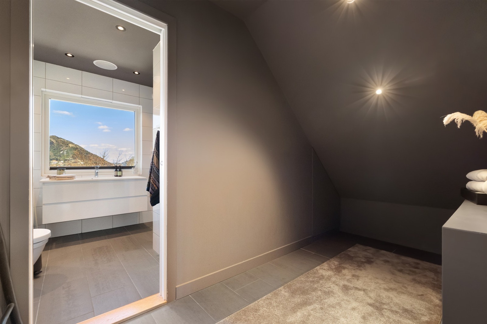 Bad nr 2 har egen vaskesone med opplegg for vaskemaskin og tørketrommel, samt tilhørende tørkerom/strykerom Galleribilde