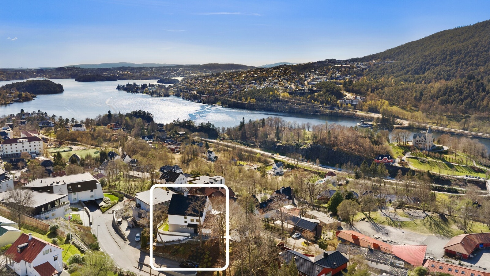 Storetveitvegen 144 ligger høyt og fritt i et veletablert og attraktivt villastrøk på Paradis, mellom Storetveitvegen og Brennhaugen. Galleribilde
