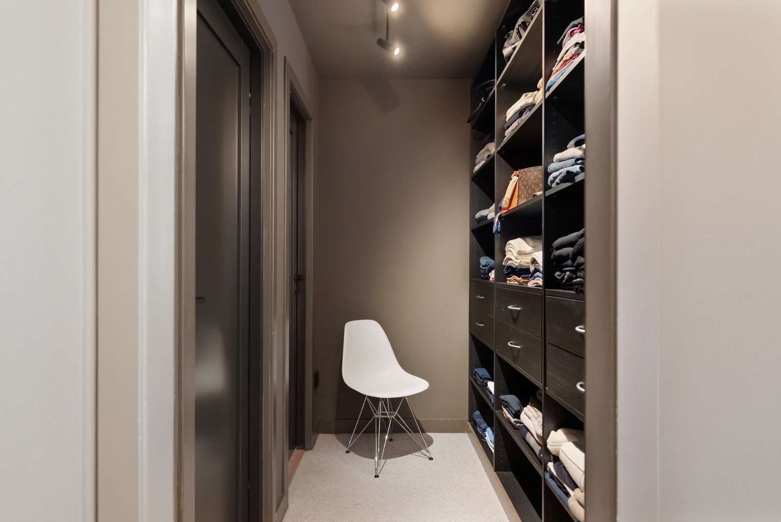 Hovedsoverommet har stor speilskyvedørsgarderobe, det er også eget garderoberom (bildet) ved inngang til hovedsoverommet Galleribilde