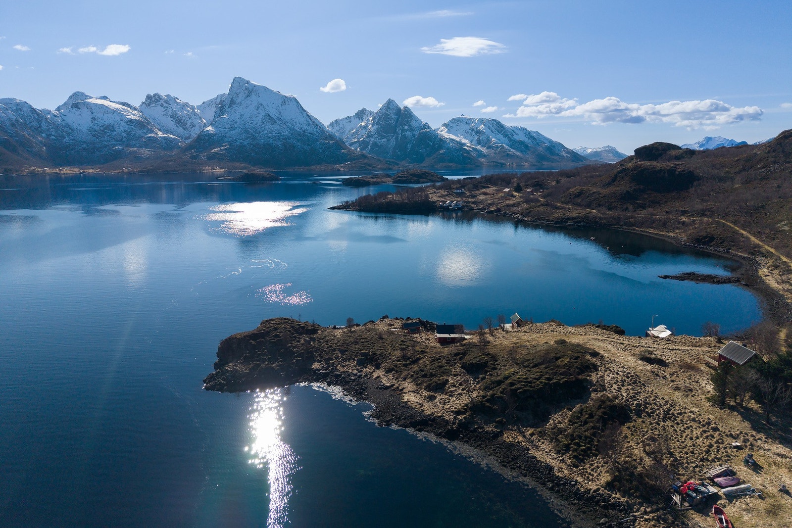 Eiendommen har en attraktiv, sørvestvendt beliggenhet helt nede ved sjøen, med rikelig sol og en imponerende utsikt over hav og landskap. Galleribilde