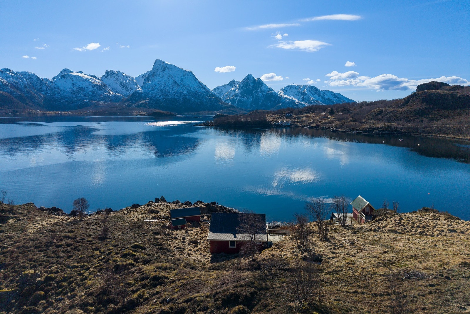 Hytten er omgitt av vakker natur og ekte nordnorsk stemning Galleribilde