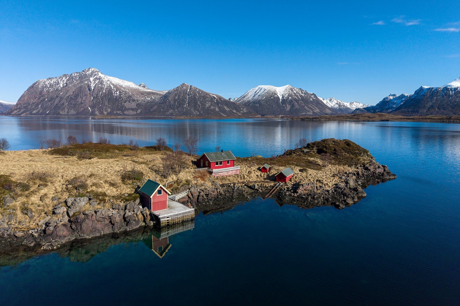 Sjønær hytte med fantastisk utsikt og solrike omgivelser - en liten perle på Dyrøya. Velkommen på visning! Galleribilde