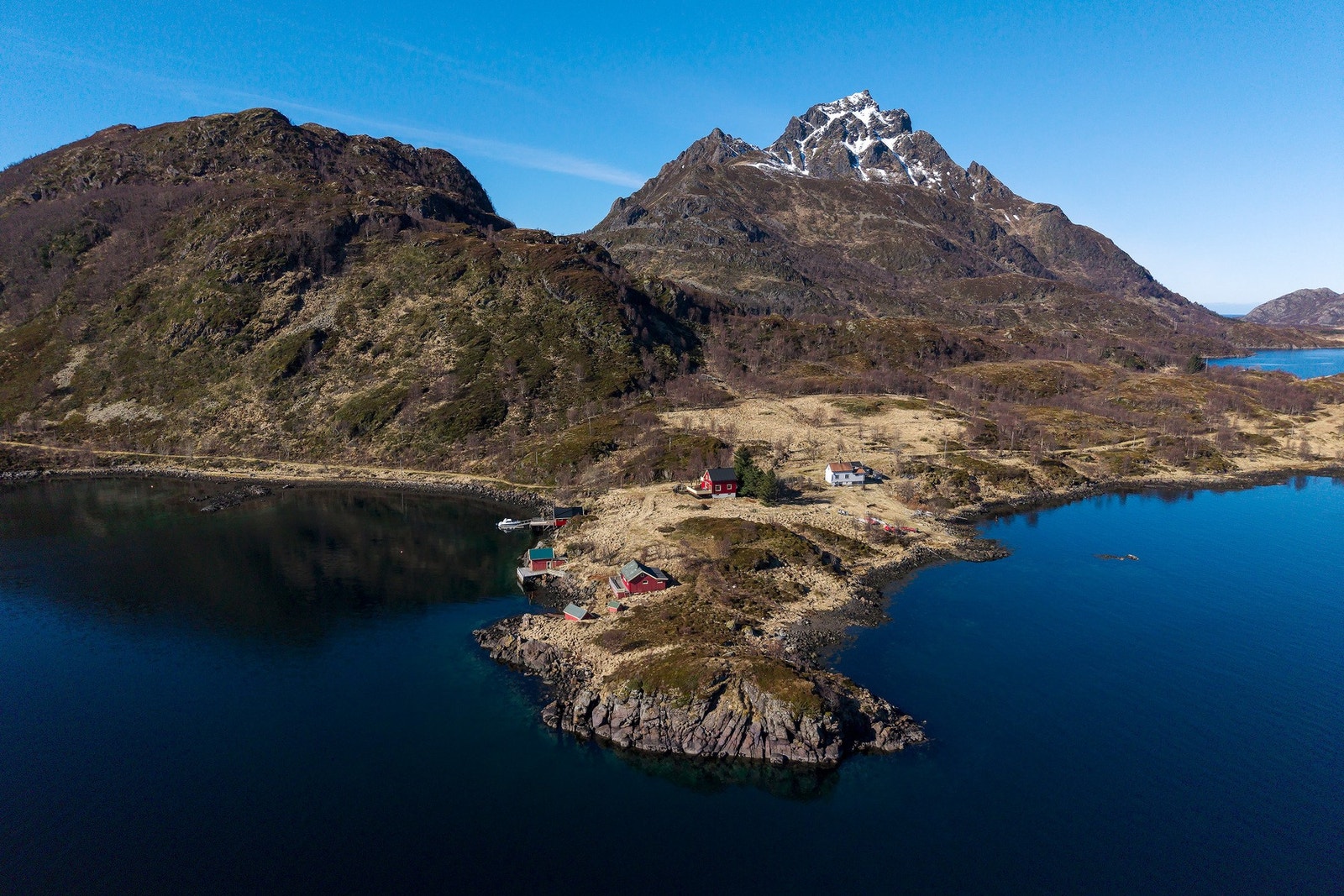 Området byr på ro, naturopplevelser og gode fiskemuligheter, med umiddelbar nærhet til sjøen. Galleribilde
