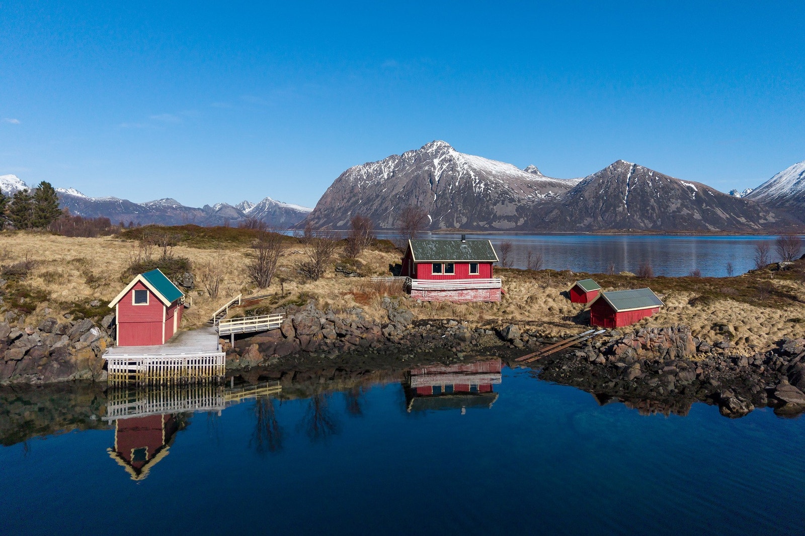Eiendommen består av hytte, sjøhus med brygge og naust med båtopptrekk. Galleribilde